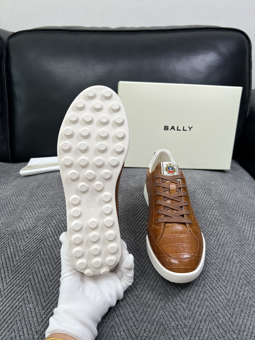 BALLY  高品质  顶级工艺品  巴利 专柜同原厂配置 ，鞋面意大利进口牛皮面料，进口水染牛皮里垫 ，鞋底：原厂特供