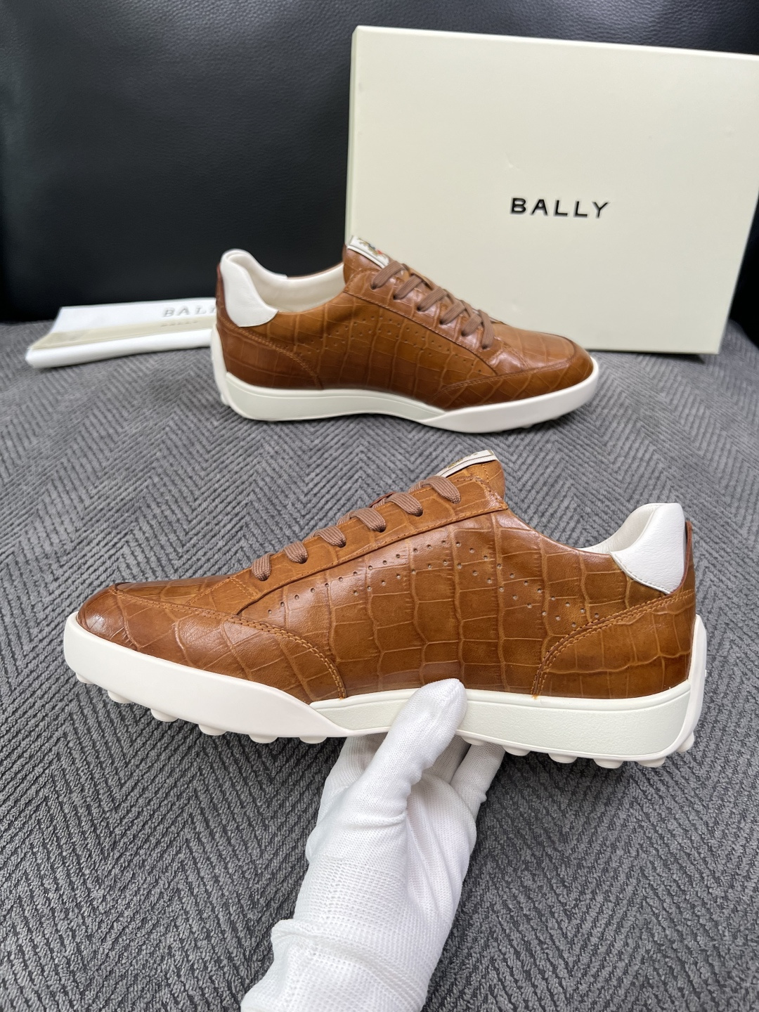 BALLY  高品质  顶级工艺品  巴利 专柜同原厂配置 ，鞋面意大利进口牛皮面料，进口水染牛皮里垫 ，鞋底：原厂特供