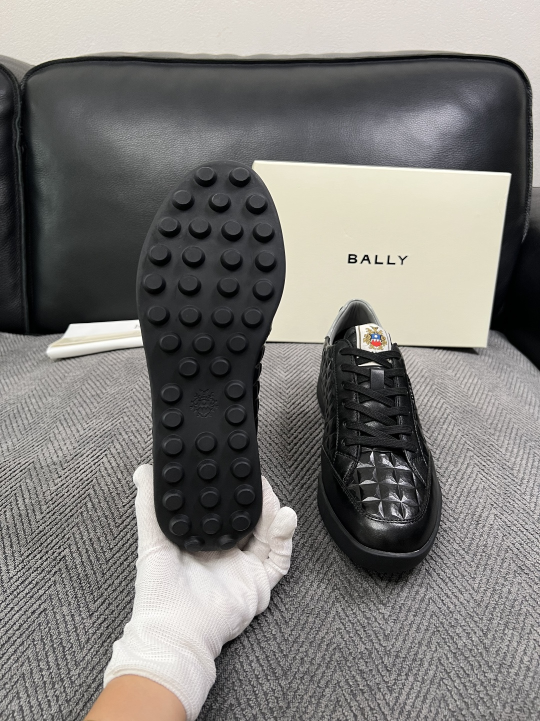 BALLY  高品质  顶级工艺品  巴利 专柜同原厂配置 ，鞋面意大利进口牛皮面料，进口水染牛皮里垫 ，鞋底：原厂特供