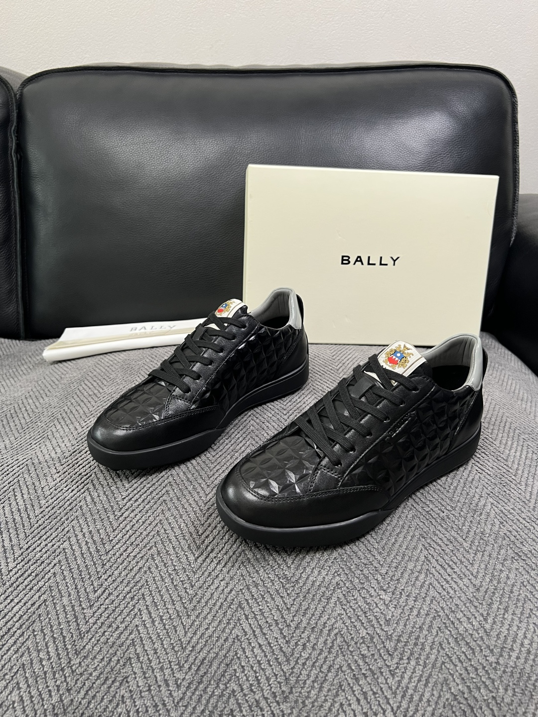 BALLY  高品质  顶级工艺品  巴利 专柜同原厂配置 ，鞋面意大利进口牛皮面料，进口水染牛皮里垫 ，鞋底：原厂特供