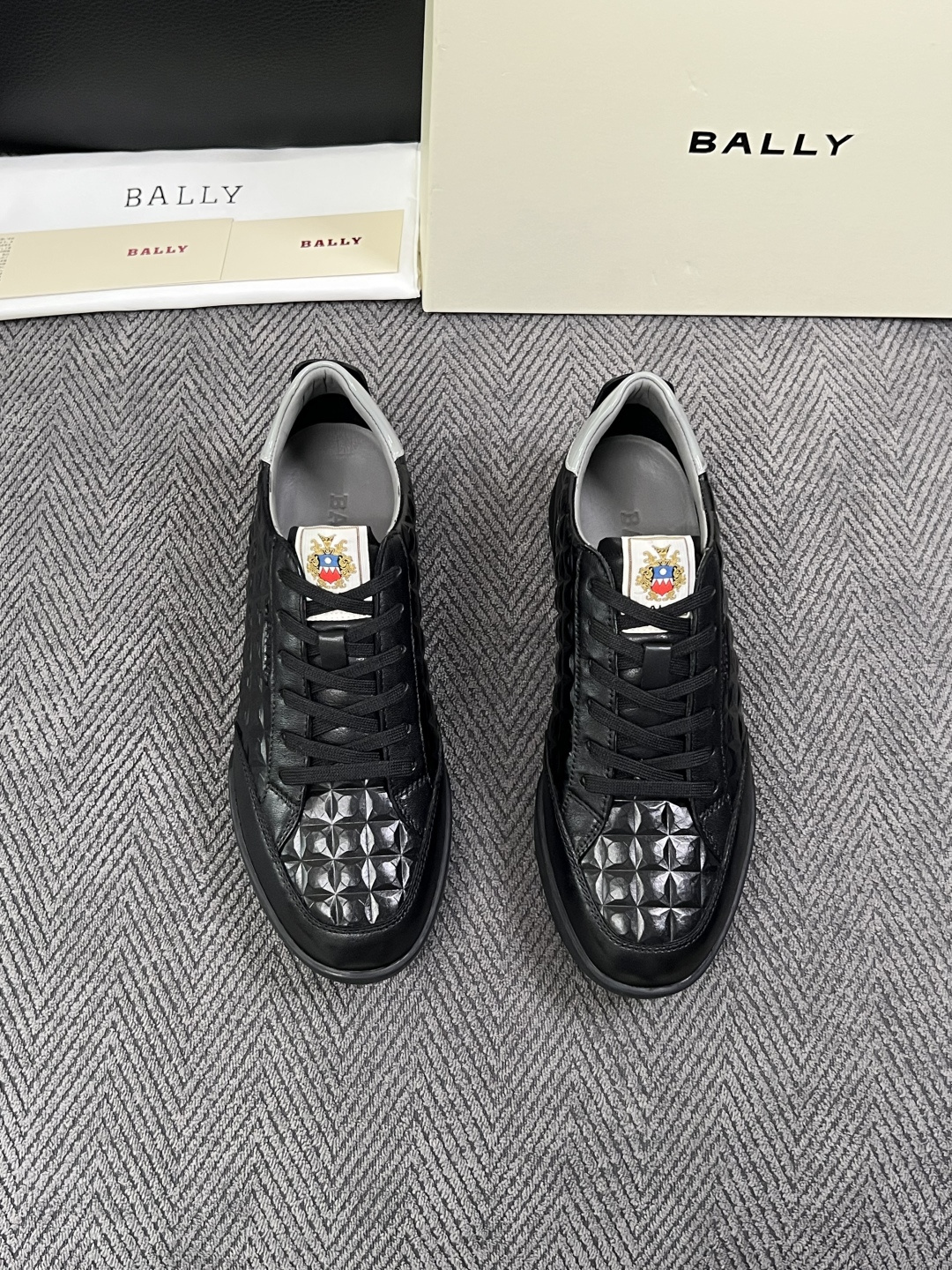 BALLY  高品质  顶级工艺品  巴利 专柜同原厂配置 ，鞋面意大利进口牛皮面料，进口水染牛皮里垫 ，鞋底：原厂特供