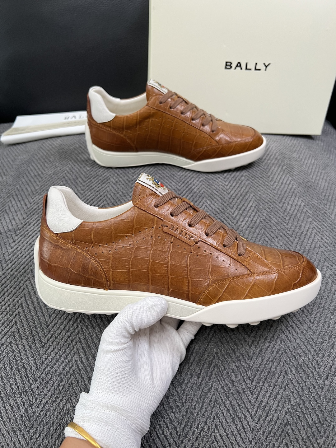 BALLY  高品质  顶级工艺品  巴利 专柜同原厂配置 ，鞋面意大利进口牛皮面料，进口水染牛皮里垫 ，鞋底：原厂特供