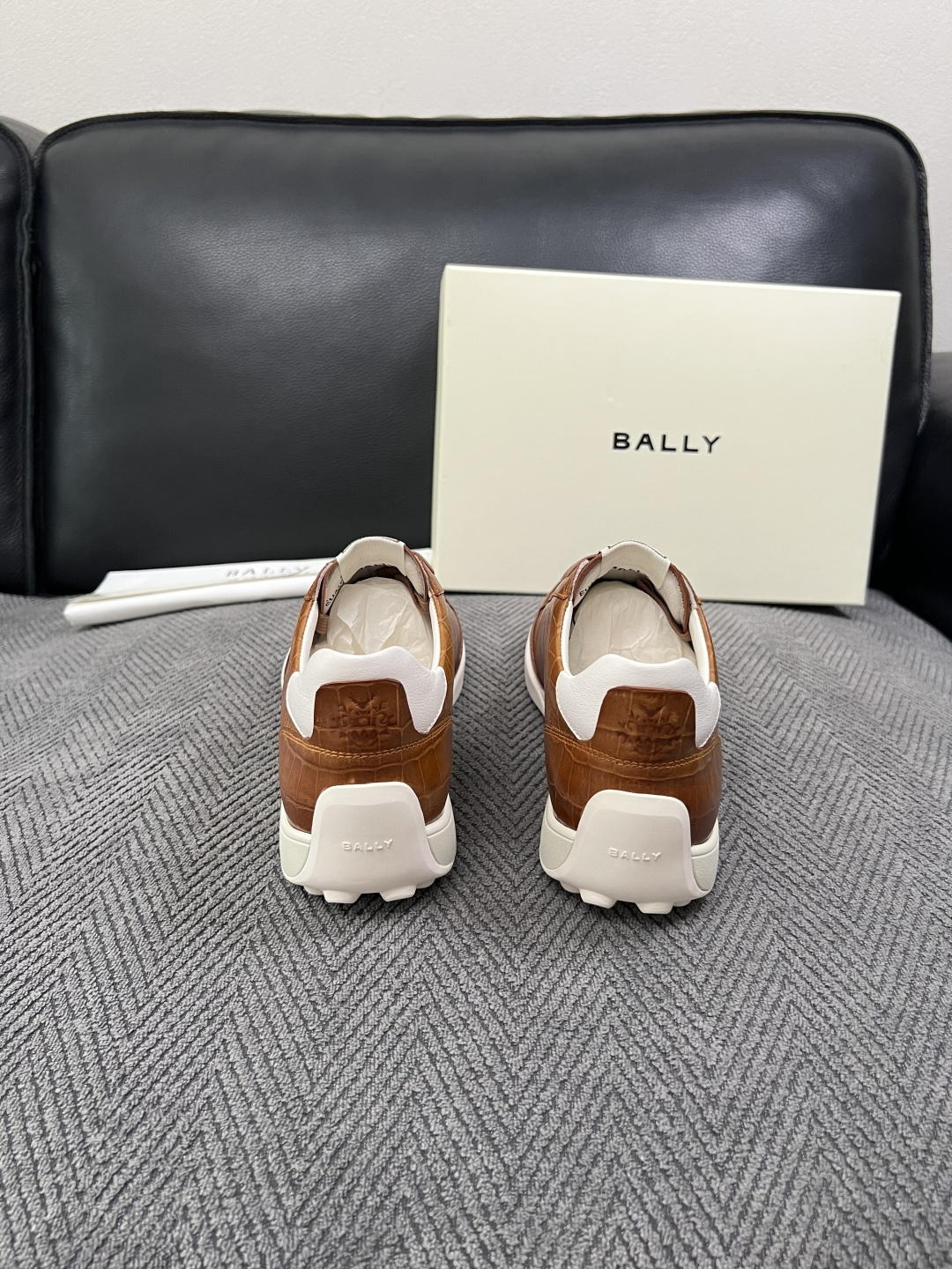BALLY  高品质  顶级工艺品  巴利 专柜同原厂配置 ，鞋面意大利进口牛皮面料，进口水染牛皮里垫 ，鞋底：原厂特供