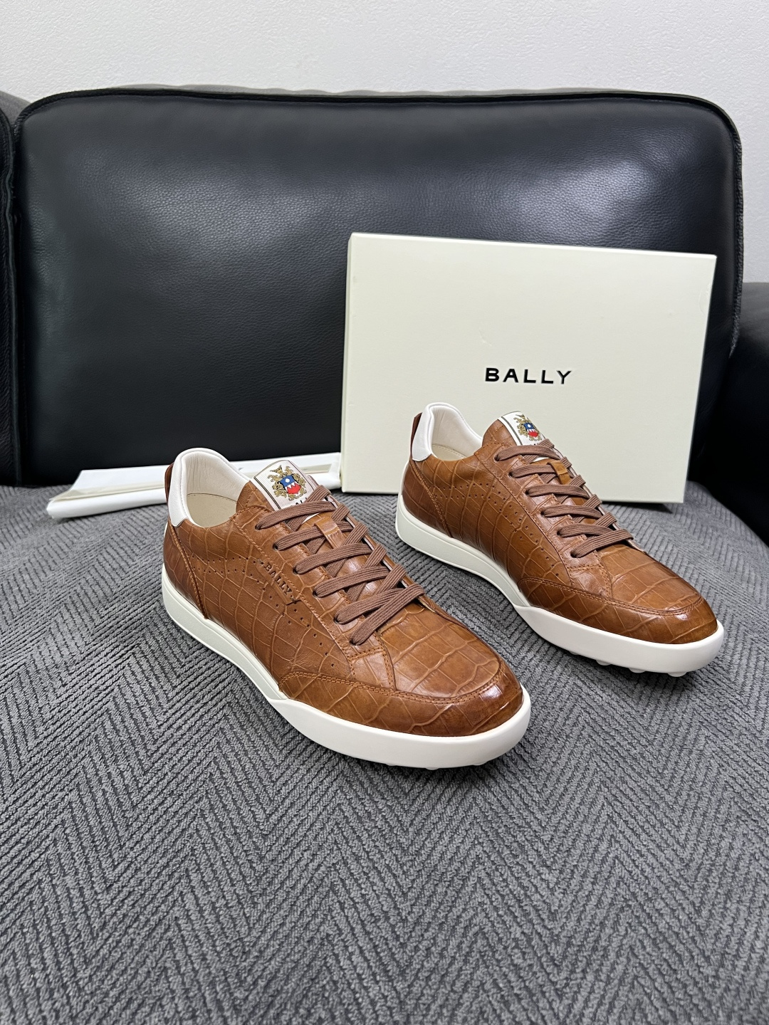 BALLY  高品质  顶级工艺品  巴利 专柜同原厂配置 ，鞋面意大利进口牛皮面料，进口水染牛皮里垫 ，鞋底：原厂特供