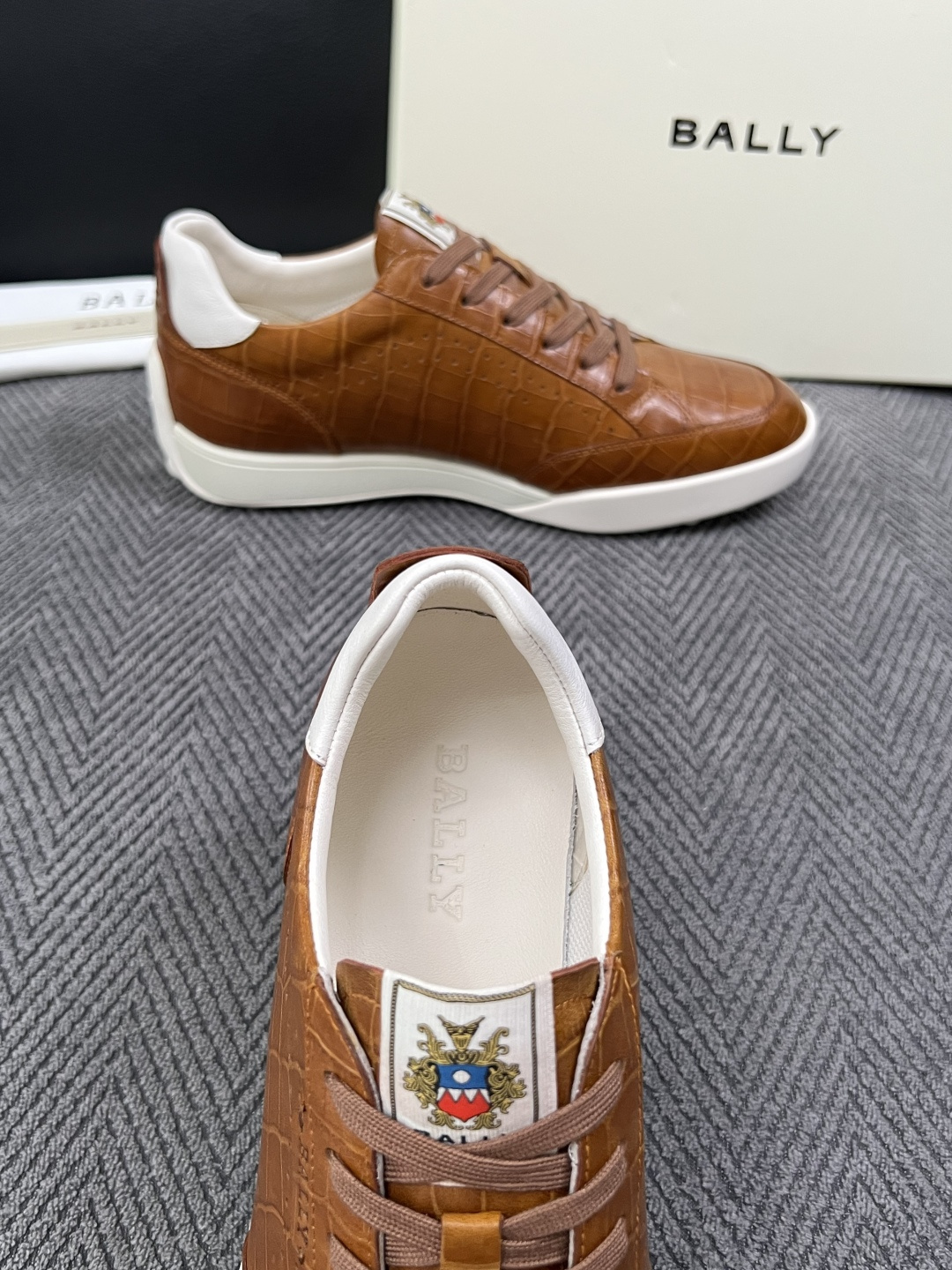 BALLY  高品质  顶级工艺品  巴利 专柜同原厂配置 ，鞋面意大利进口牛皮面料，进口水染牛皮里垫 ，鞋底：原厂特供