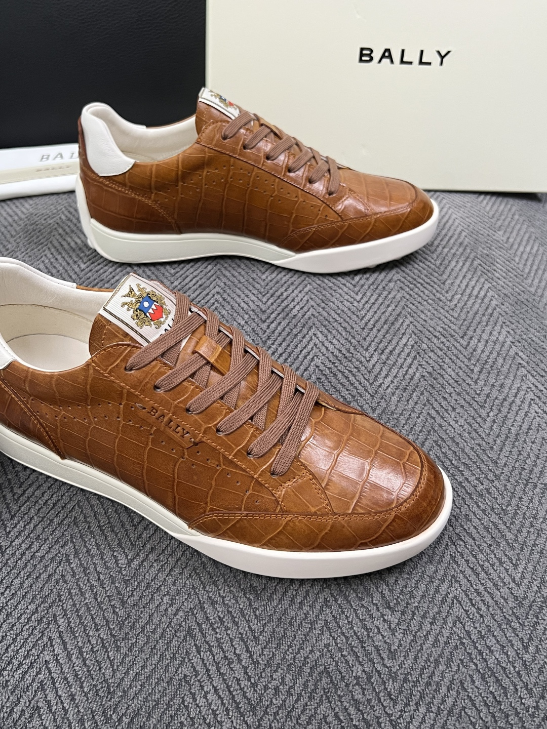 BALLY  高品质  顶级工艺品  巴利 专柜同原厂配置 ，鞋面意大利进口牛皮面料，进口水染牛皮里垫 ，鞋底：原厂特供