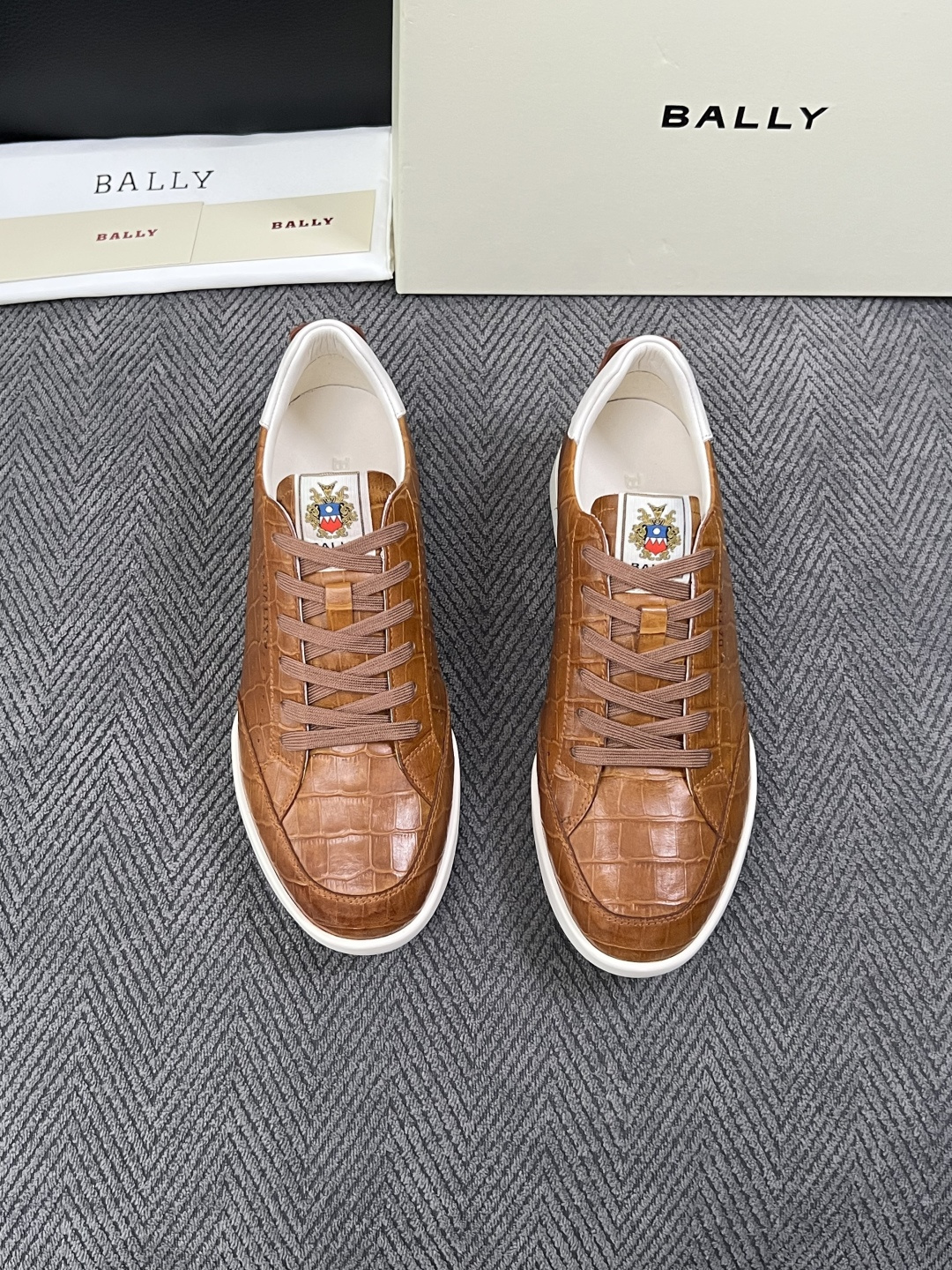 BALLY  高品质  顶级工艺品  巴利 专柜同原厂配置 ，鞋面意大利进口牛皮面料，进口水染牛皮里垫 ，鞋底：原厂特供