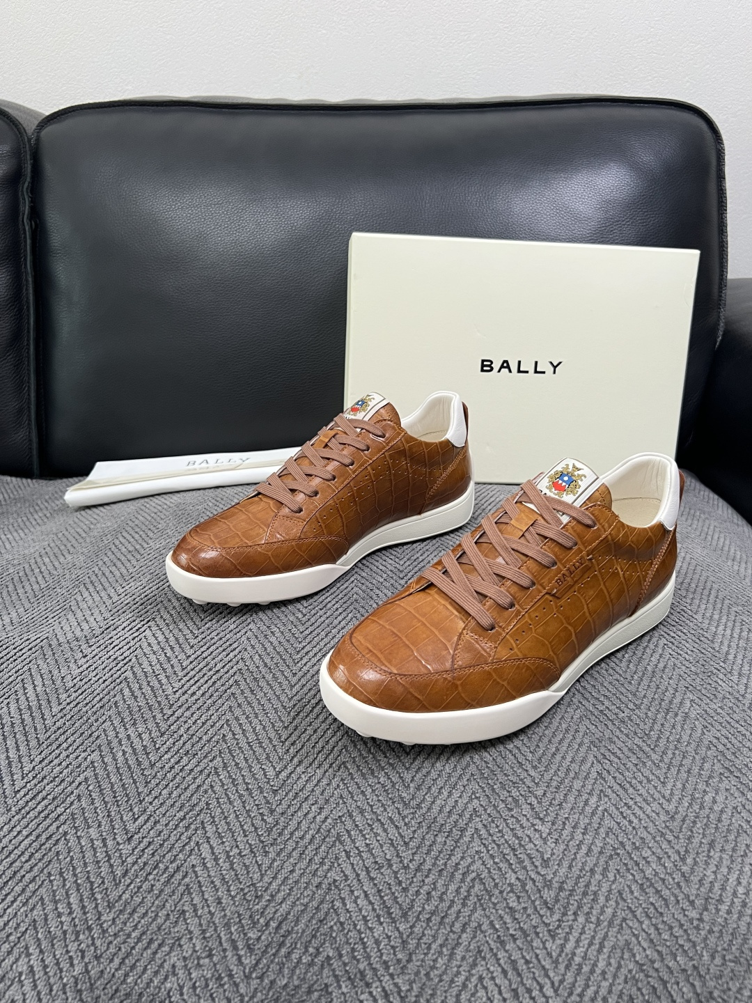 BALLY  高品质  顶级工艺品  巴利 专柜同原厂配置 ，鞋面意大利进口牛皮面料，进口水染牛皮里垫 ，鞋底：原厂特供