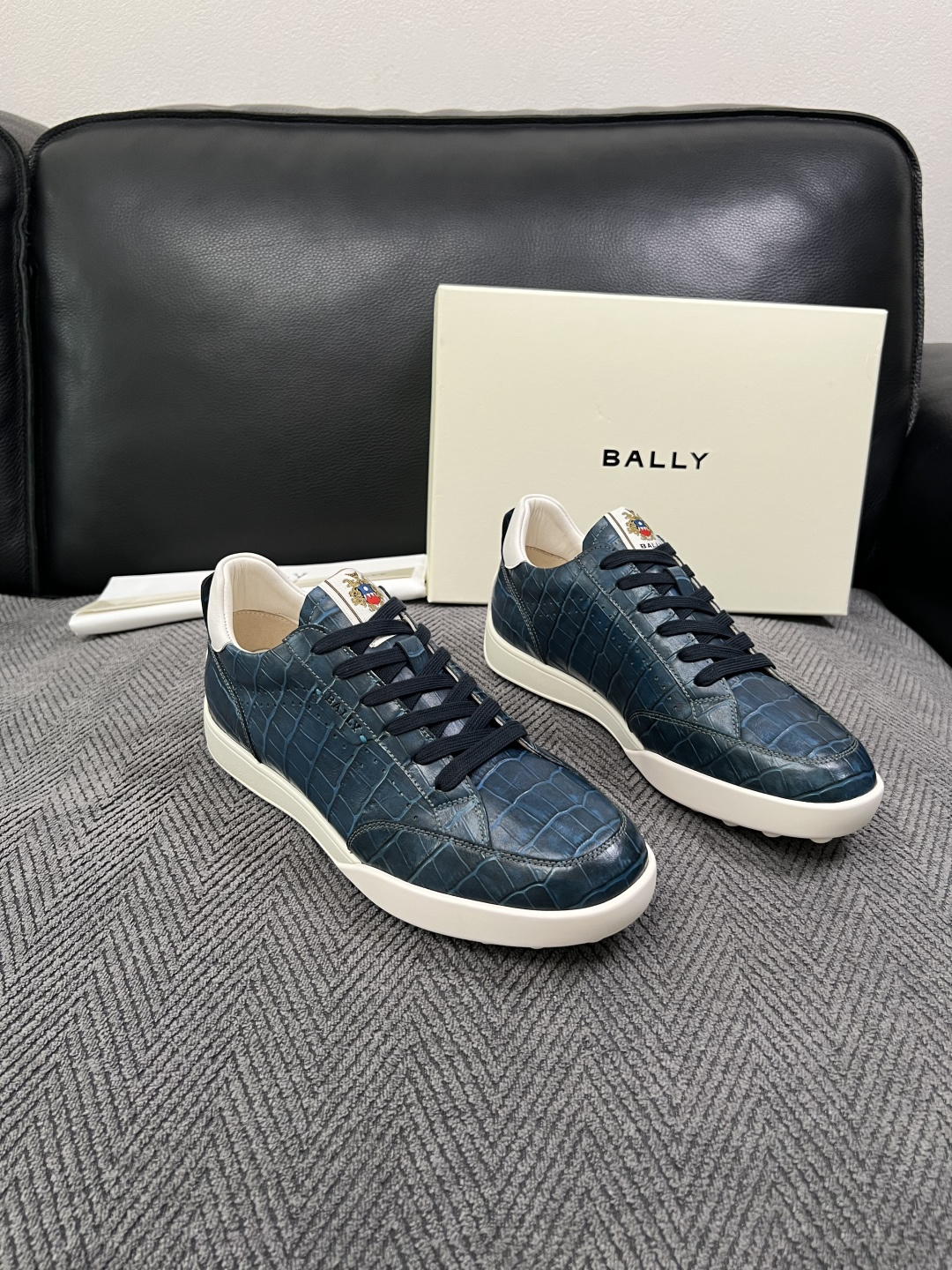 BALLY  高品质  顶级工艺品  巴利 专柜同原厂配置 ，鞋面意大利进口牛皮面料，进口水染牛皮里垫 ，鞋底：原厂特供