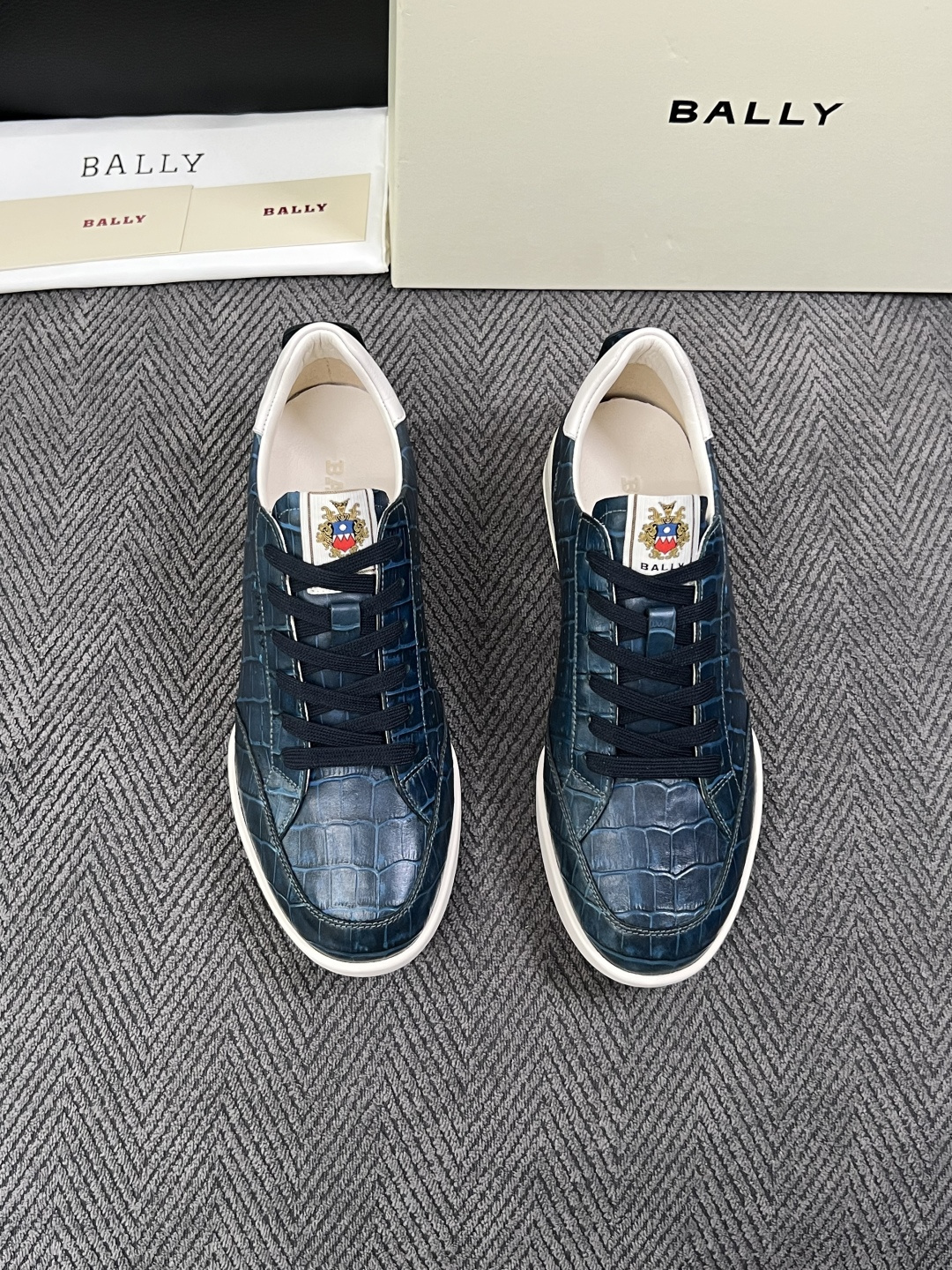 BALLY  高品质  顶级工艺品  巴利 专柜同原厂配置 ，鞋面意大利进口牛皮面料，进口水染牛皮里垫 ，鞋底：原厂特供
