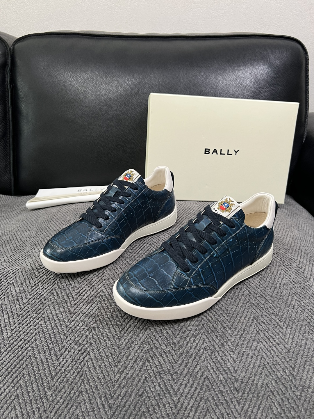BALLY  高品质  顶级工艺品  巴利 专柜同原厂配置 ，鞋面意大利进口牛皮面料，进口水染牛皮里垫 ，鞋底：原厂特供