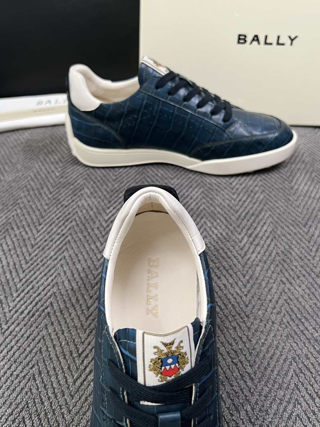 BALLY  高品质  顶级工艺品  巴利 专柜同原厂配置 ，鞋面意大利进口牛皮面料，进口水染牛皮里垫 ，鞋底：原厂特供