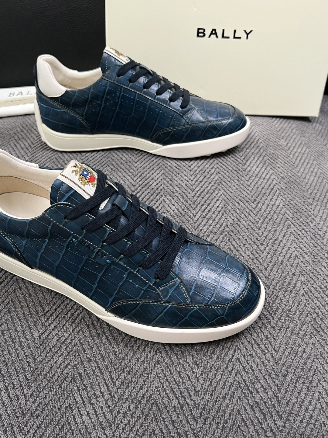 BALLY  高品质  顶级工艺品  巴利 专柜同原厂配置 ，鞋面意大利进口牛皮面料，进口水染牛皮里垫 ，鞋底：原厂特供