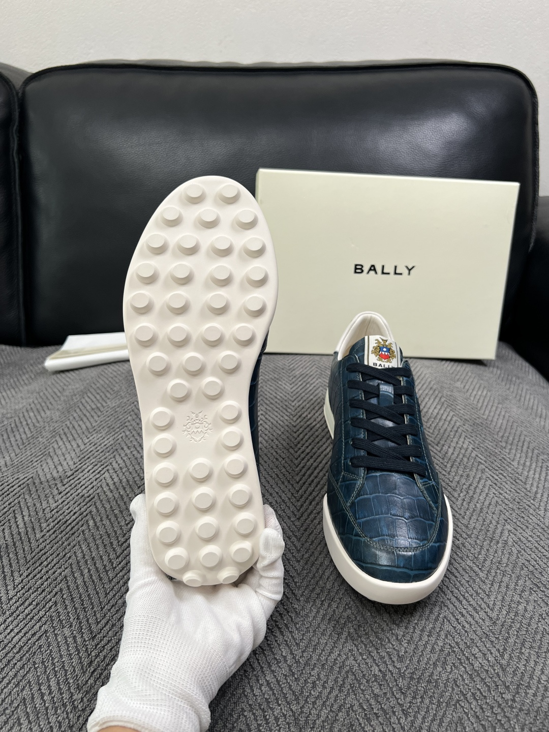 BALLY  高品质  顶级工艺品  巴利 专柜同原厂配置 ，鞋面意大利进口牛皮面料，进口水染牛皮里垫 ，鞋底：原厂特供
