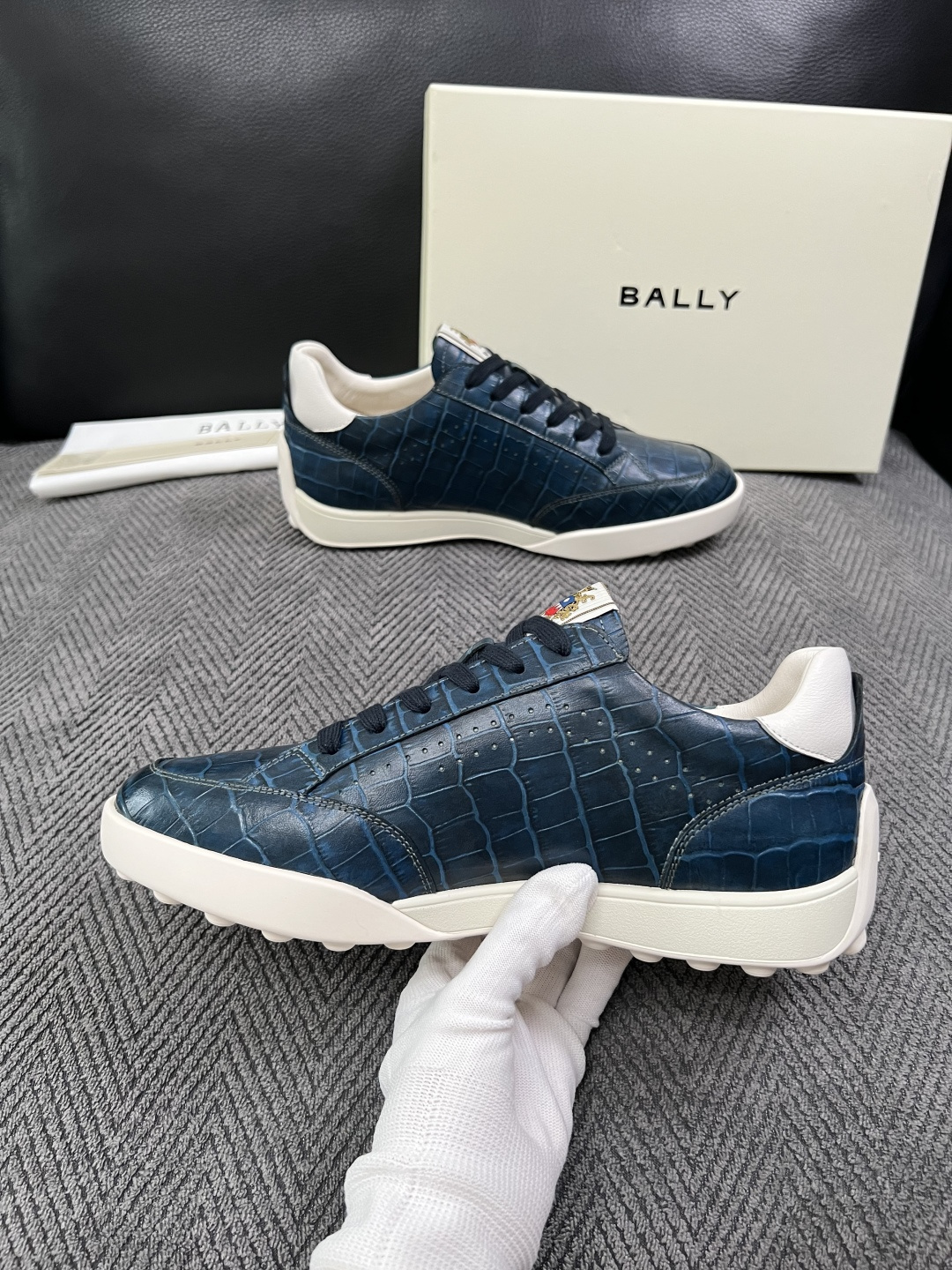 BALLY  高品质  顶级工艺品  巴利 专柜同原厂配置 ，鞋面意大利进口牛皮面料，进口水染牛皮里垫 ，鞋底：原厂特供