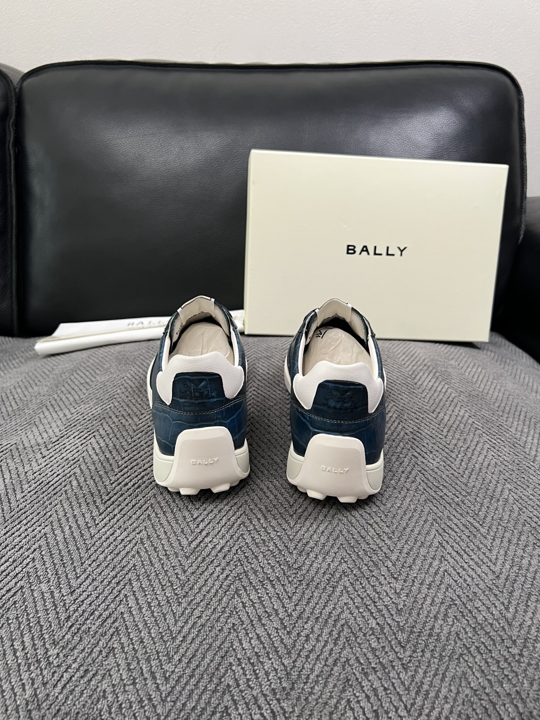 BALLY  高品质  顶级工艺品  巴利 专柜同原厂配置 ，鞋面意大利进口牛皮面料，进口水染牛皮里垫 ，鞋底：原厂特供