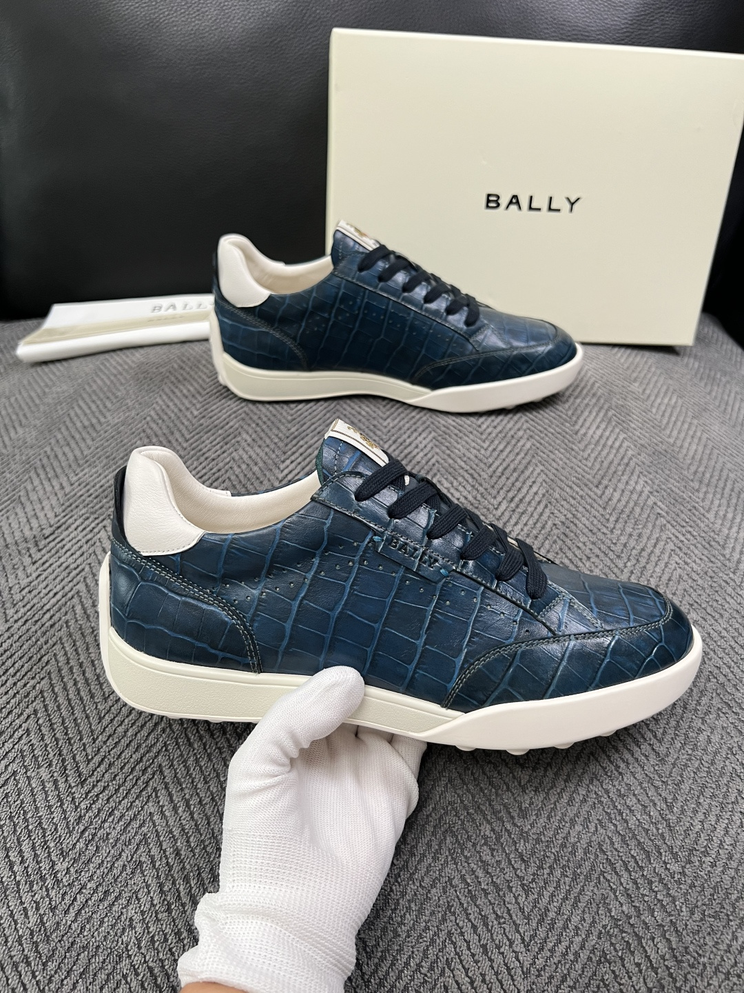 BALLY  高品质  顶级工艺品  巴利 专柜同原厂配置 ，鞋面意大利进口牛皮面料，进口水染牛皮里垫 ，鞋底：原厂特供