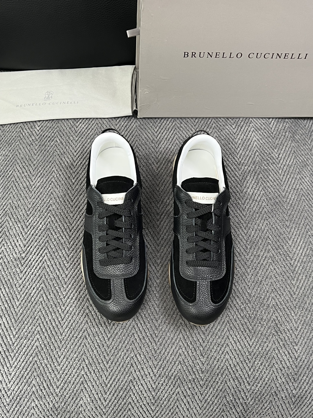 Brunello Cucinelli  高品质 顶级工艺品  BC  专柜同步原厂配置，意大利进口牛皮面料牛内里垫，高品