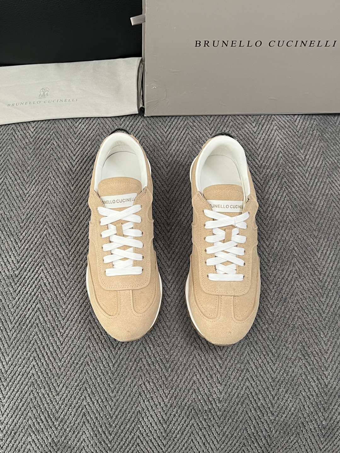 Brunello Cucinelli  高品质 顶级工艺品  BC  专柜同步原厂配置，意大利进口牛皮面料牛内里垫，高品