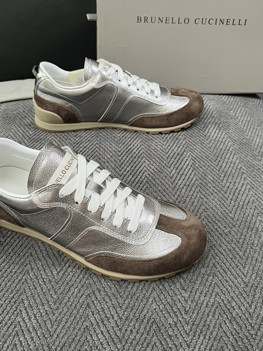 Brunello Cucinelli  高品质 顶级工艺品  BC  专柜同步原厂配置，意大利进口牛皮面料牛内里垫，高品