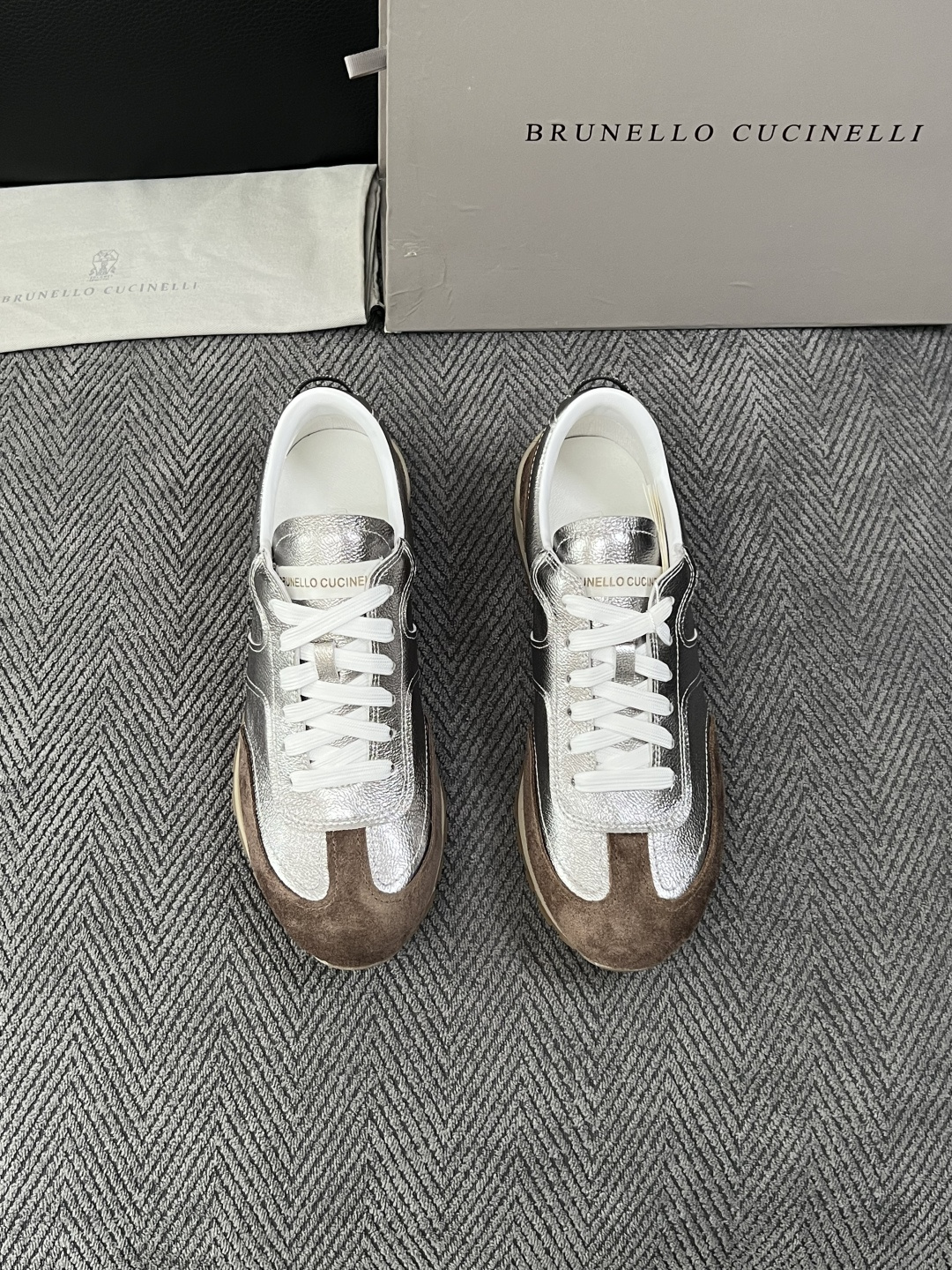 Brunello Cucinelli  高品质 顶级工艺品  BC  专柜同步原厂配置，意大利进口牛皮面料牛内里垫，高品