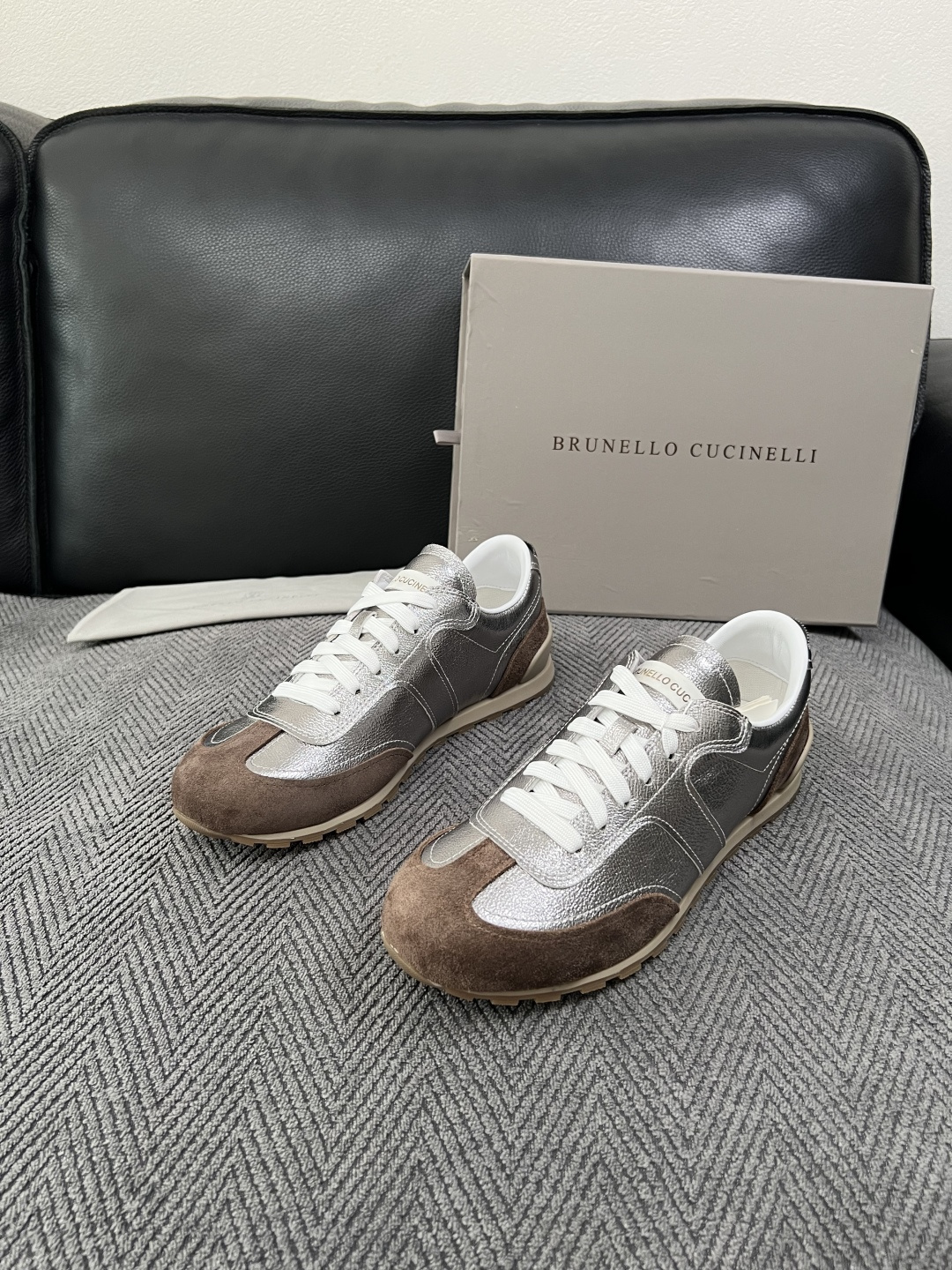 Brunello Cucinelli  高品质 顶级工艺品  BC  专柜同步原厂配置，意大利进口牛皮面料牛内里垫，高品
