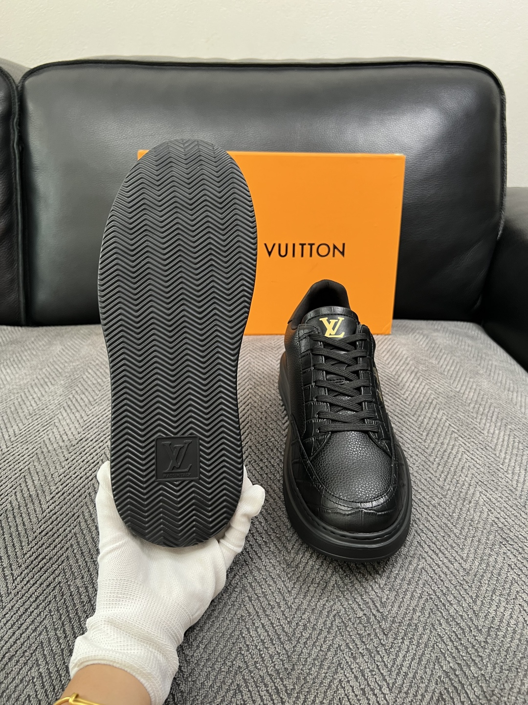 Lv  高品质  顶级工艺品  路易威登，运动板鞋专柜同步，鞋面意大利进口，高品质拼接缤纷色彩复杂工艺品，进口牛皮里垫柔