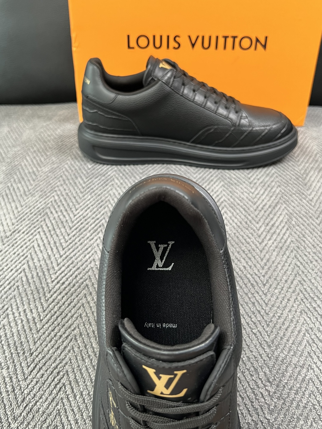 Lv  高品质  顶级工艺品  路易威登，运动板鞋专柜同步，鞋面意大利进口，高品质拼接缤纷色彩复杂工艺品，进口牛皮里垫柔
