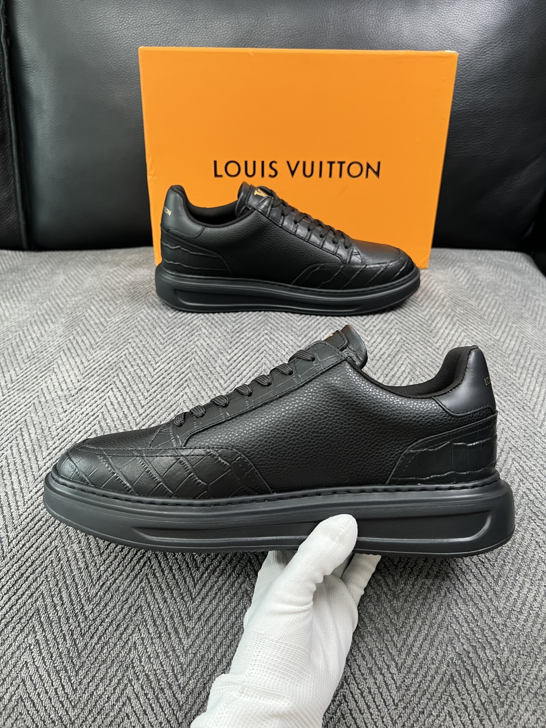 Lv  高品质  顶级工艺品  路易威登，运动板鞋专柜同步，鞋面意大利进口，高品质拼接缤纷色彩复杂工艺品，进口牛皮里垫柔