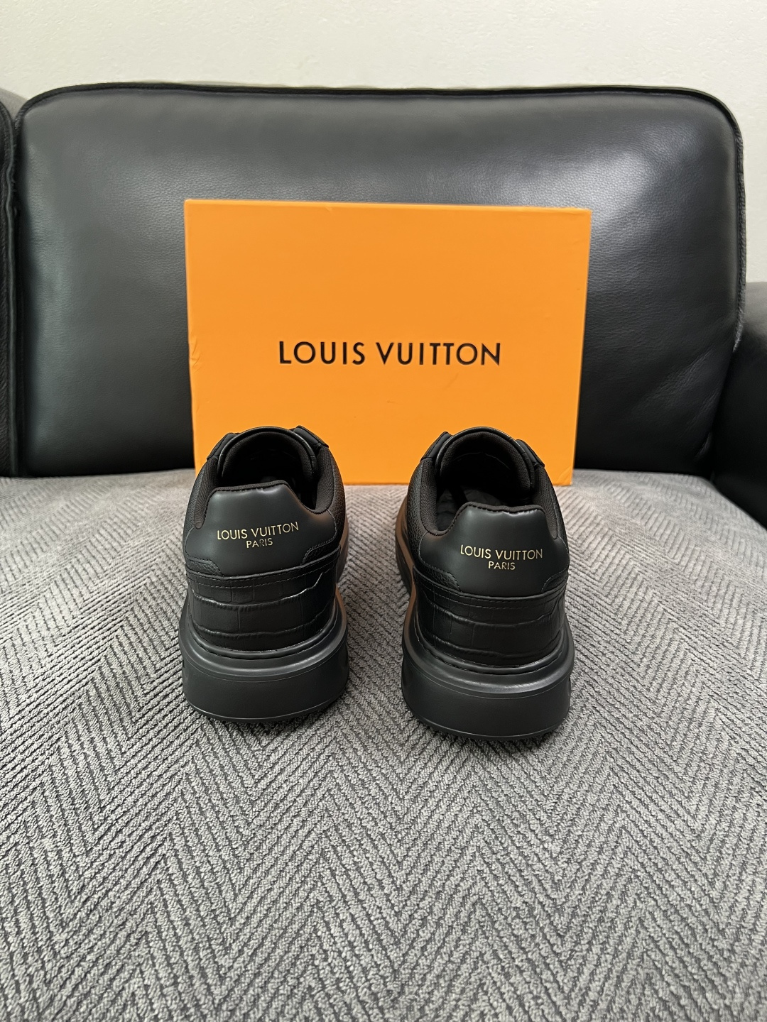 Lv  高品质  顶级工艺品  路易威登，运动板鞋专柜同步，鞋面意大利进口，高品质拼接缤纷色彩复杂工艺品，进口牛皮里垫柔
