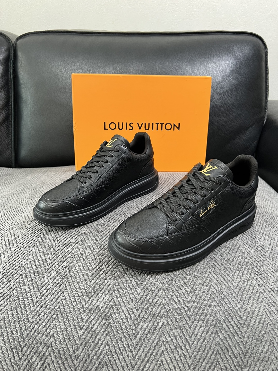Lv  高品质  顶级工艺品  路易威登，运动板鞋专柜同步，鞋面意大利进口，高品质拼接缤纷色彩复杂工艺品，进口牛皮里垫柔