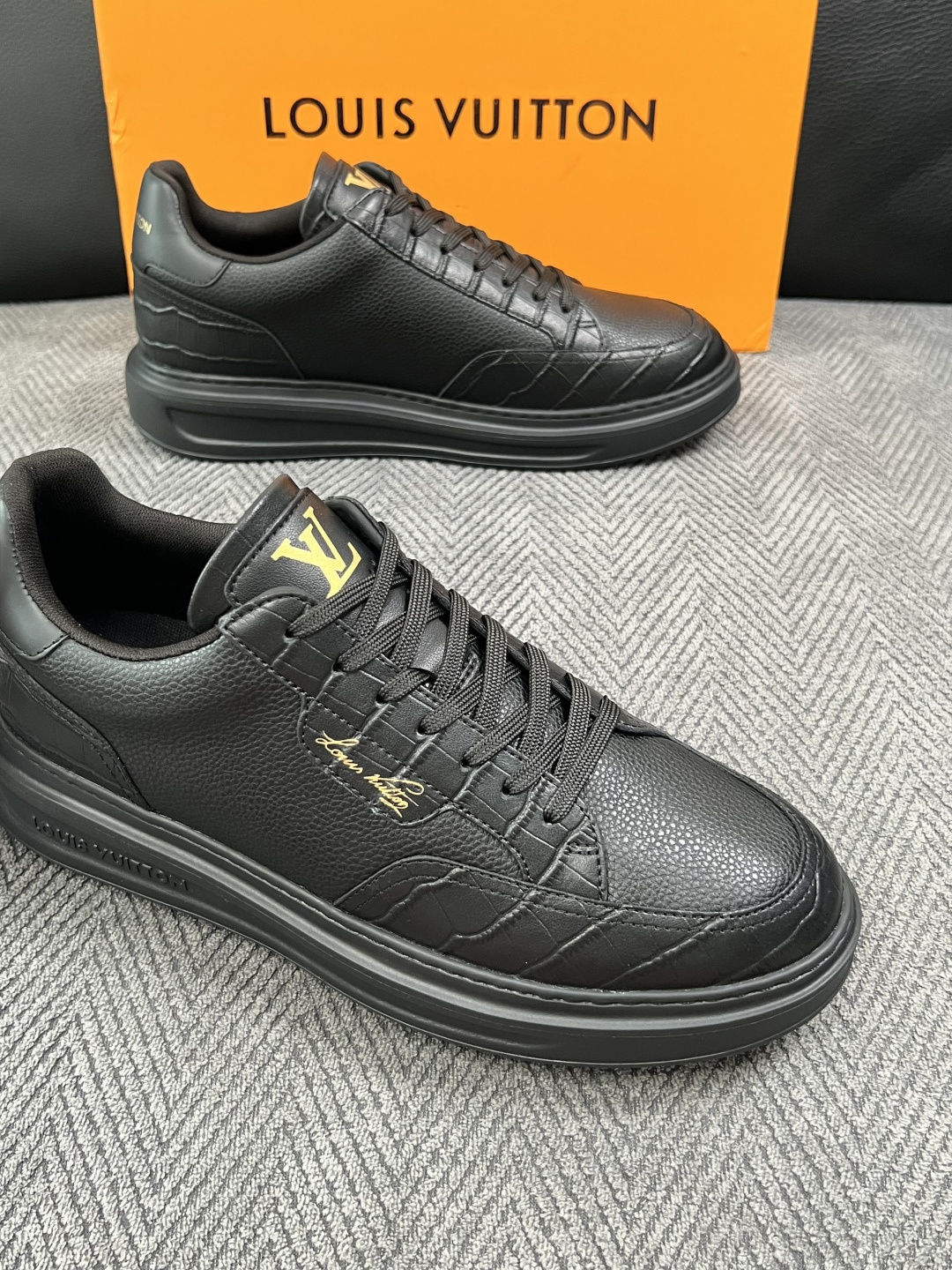 Lv  高品质  顶级工艺品  路易威登，运动板鞋专柜同步，鞋面意大利进口，高品质拼接缤纷色彩复杂工艺品，进口牛皮里垫柔