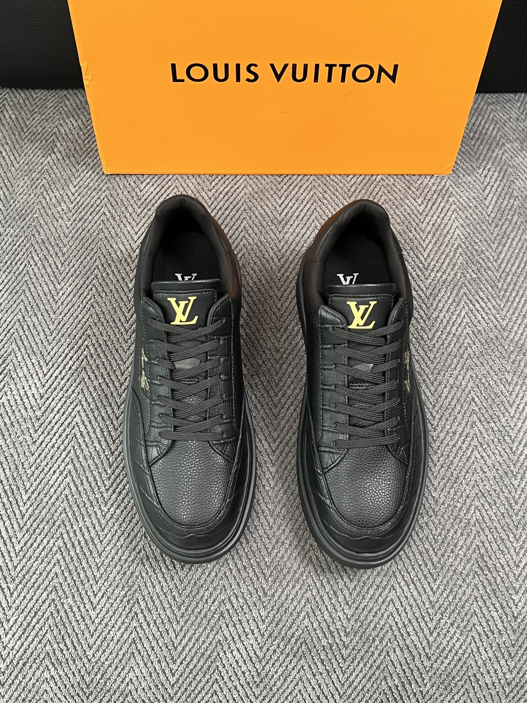 Lv  高品质  顶级工艺品  路易威登，运动板鞋专柜同步，鞋面意大利进口，高品质拼接缤纷色彩复杂工艺品，进口牛皮里垫柔