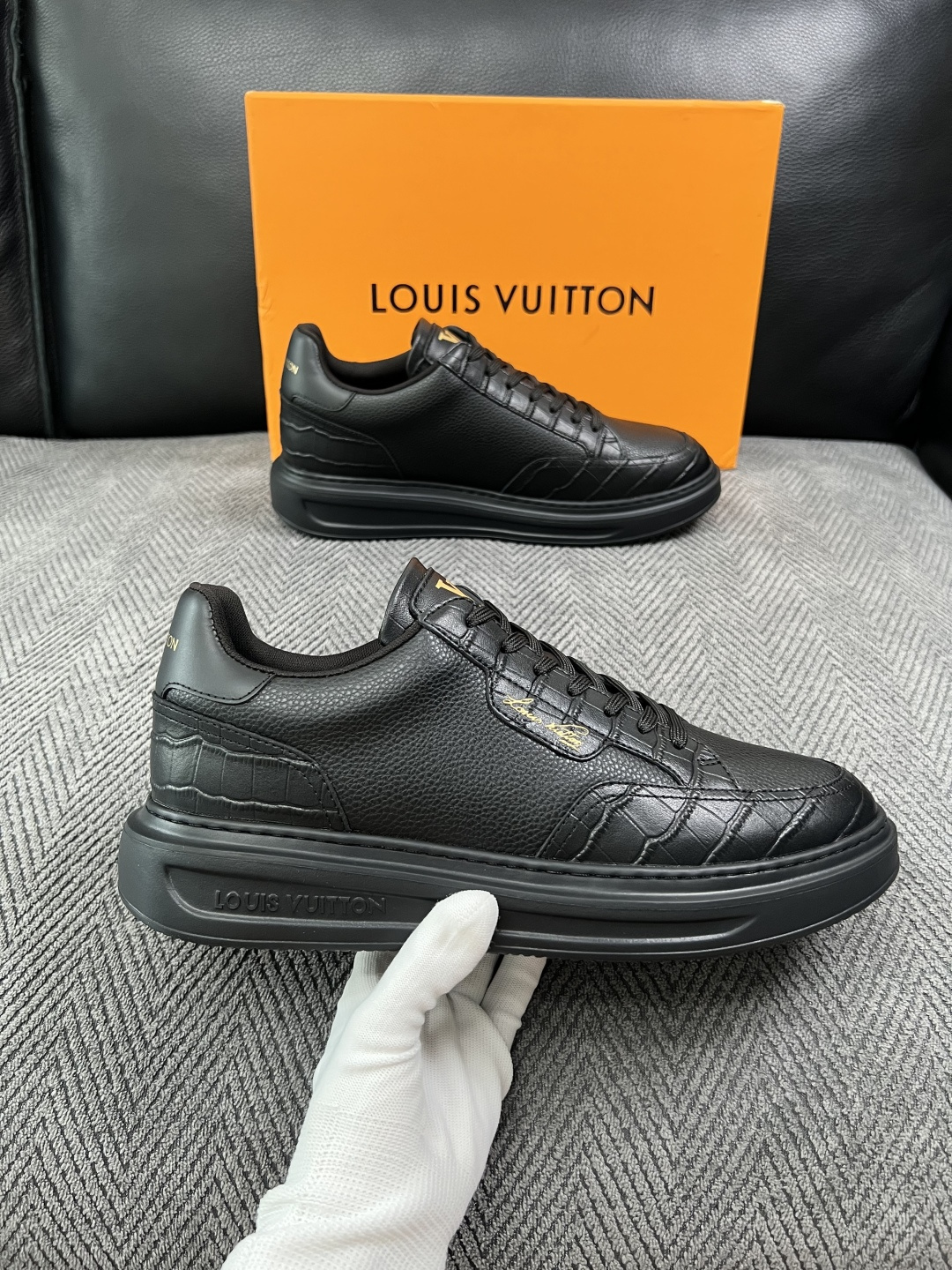 Lv  高品质  顶级工艺品  路易威登，运动板鞋专柜同步，鞋面意大利进口，高品质拼接缤纷色彩复杂工艺品，进口牛皮里垫柔