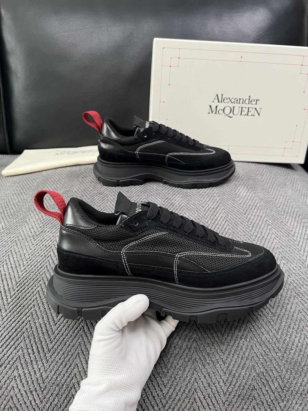 Alexander McQueen  高品质  顶级工艺品  麦昆  专柜同步 原厂配置，意大利进口原版牛皮面料，高品质