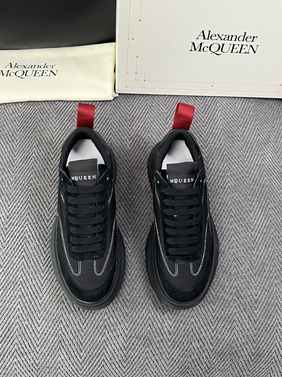 Alexander McQueen  高品质  顶级工艺品  麦昆  专柜同步 原厂配置，意大利进口原版牛皮面料，高品质
