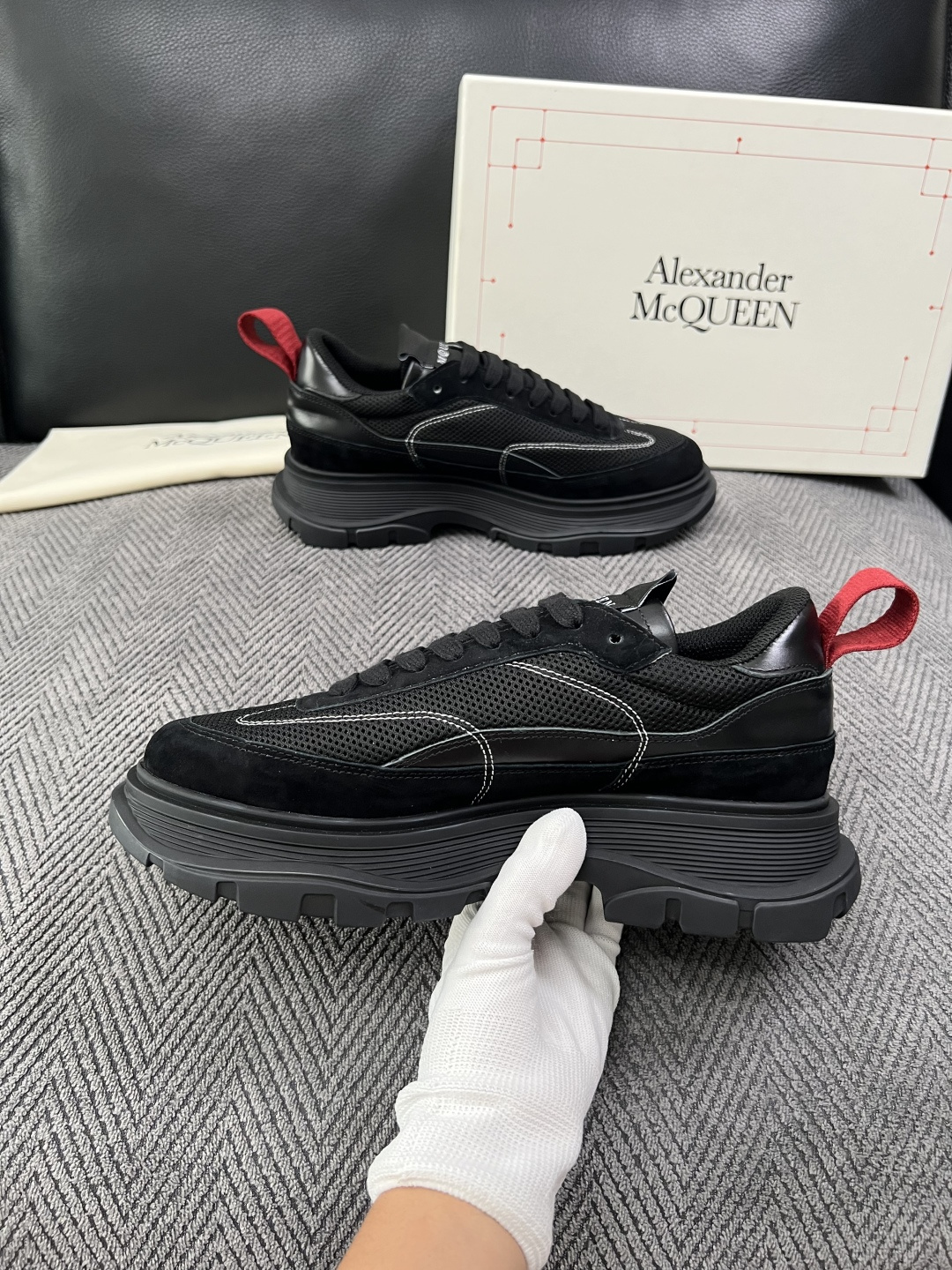 Alexander McQueen  高品质  顶级工艺品  麦昆  专柜同步 原厂配置，意大利进口原版牛皮面料，高品质