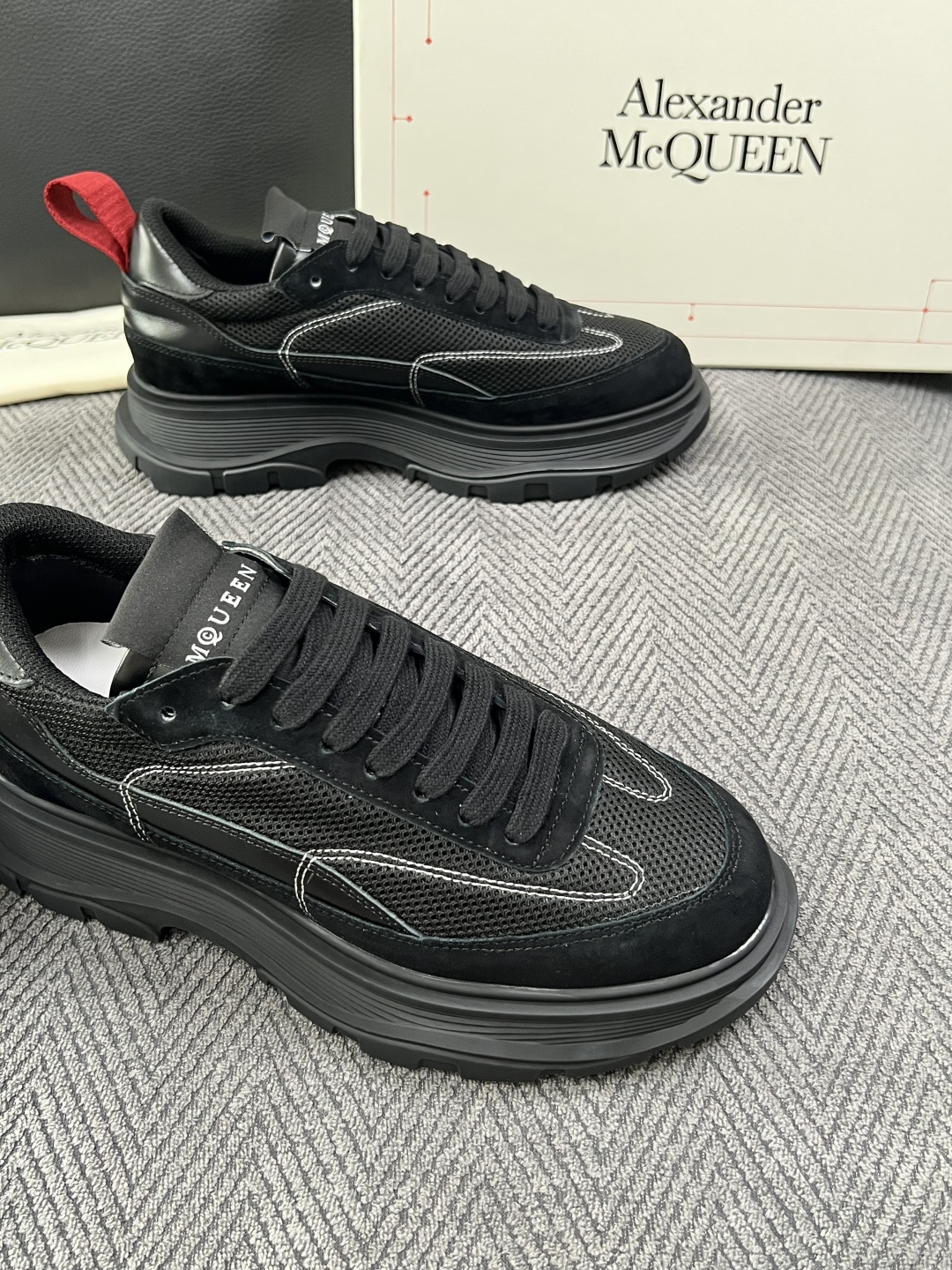 Alexander McQueen  高品质  顶级工艺品  麦昆  专柜同步 原厂配置，意大利进口原版牛皮面料，高品质