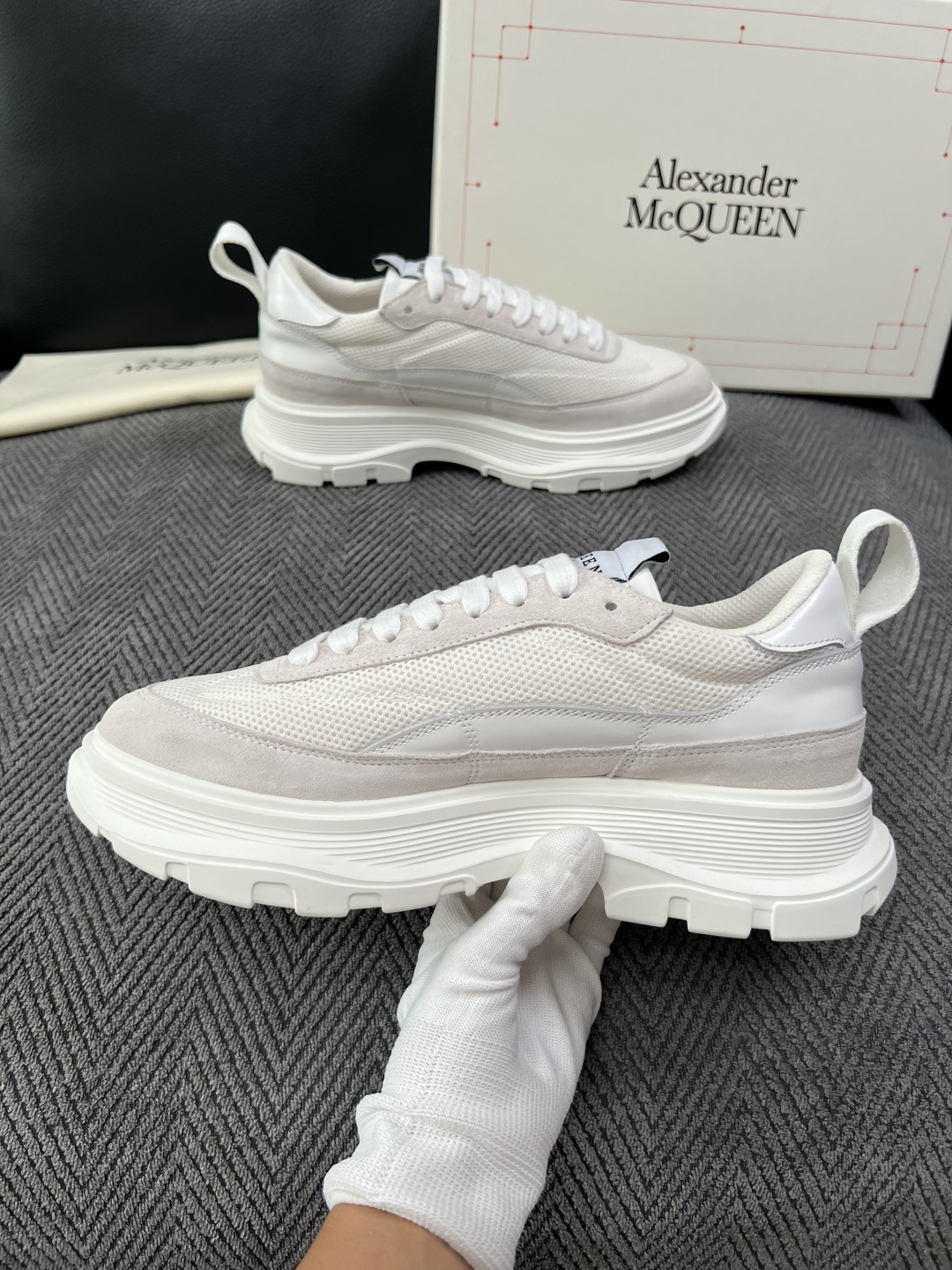 Alexander McQueen  高品质  顶级工艺品  麦昆  专柜同步 原厂配置，意大利进口原版牛皮面料，高品质