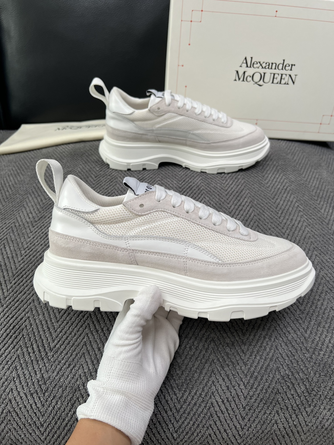 Alexander McQueen  高品质  顶级工艺品  麦昆  专柜同步 原厂配置，意大利进口原版牛皮面料，高品质