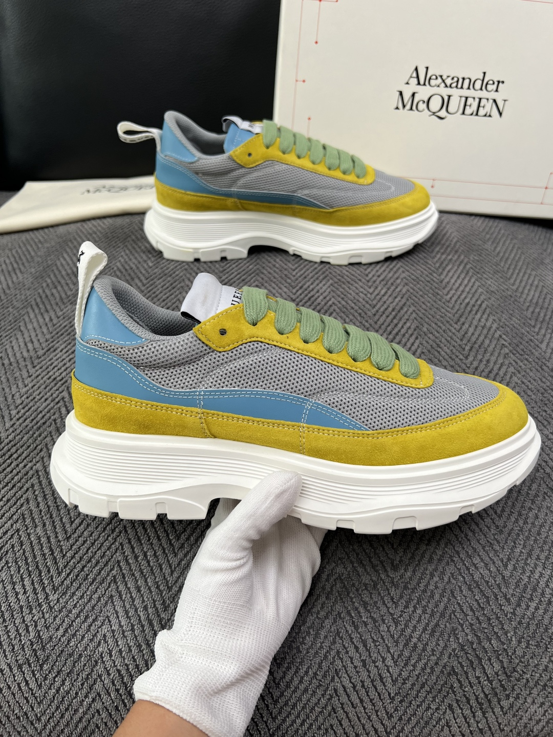 Alexander McQueen  高品质  顶级工艺品  麦昆  专柜同步 原厂配置，意大利进口原版牛皮面料，高品质