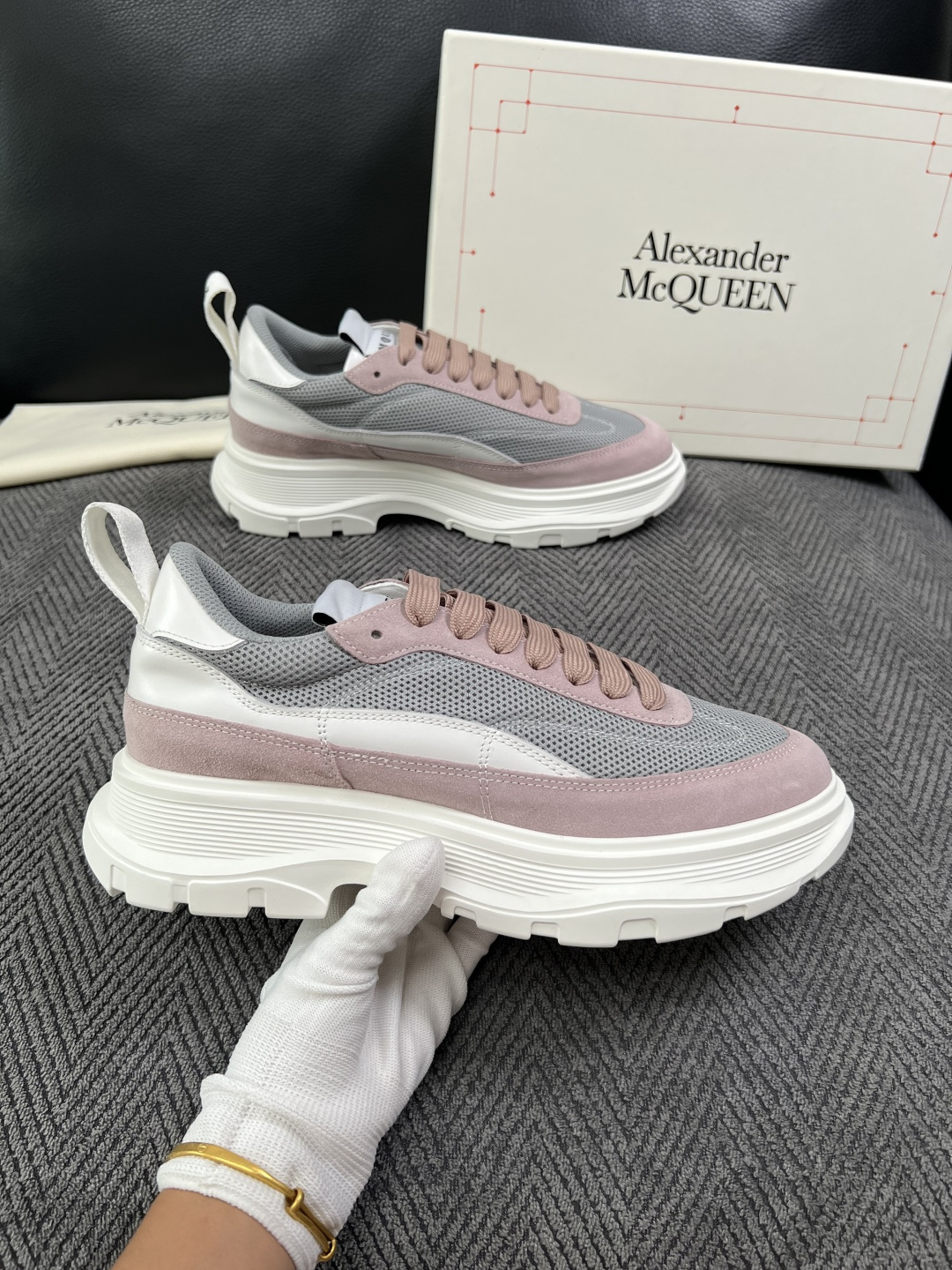 Alexander McQueen  高品质  顶级工艺品  麦昆  专柜同步 原厂配置，意大利进口原版牛皮面料，高品质