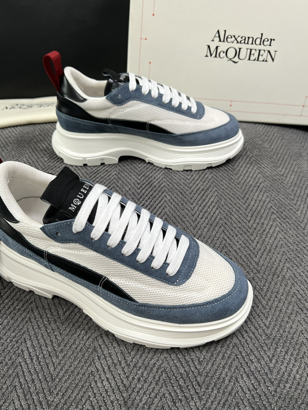 Alexander McQueen  高品质  顶级工艺品  麦昆  专柜同步 原厂配置，意大利进口原版牛皮面料，高品质