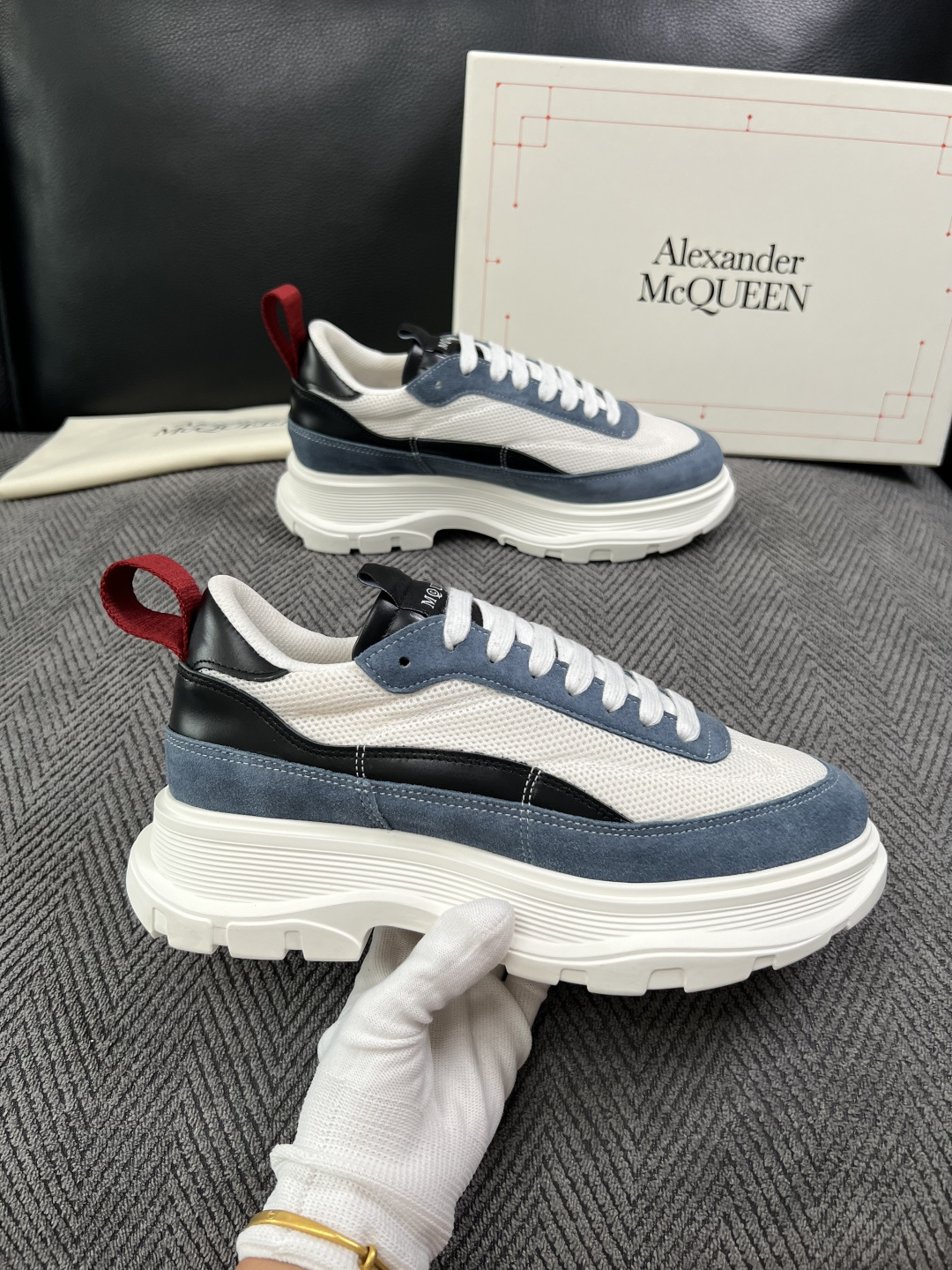 Alexander McQueen  高品质  顶级工艺品  麦昆  专柜同步 原厂配置，意大利进口原版牛皮面料，高品质