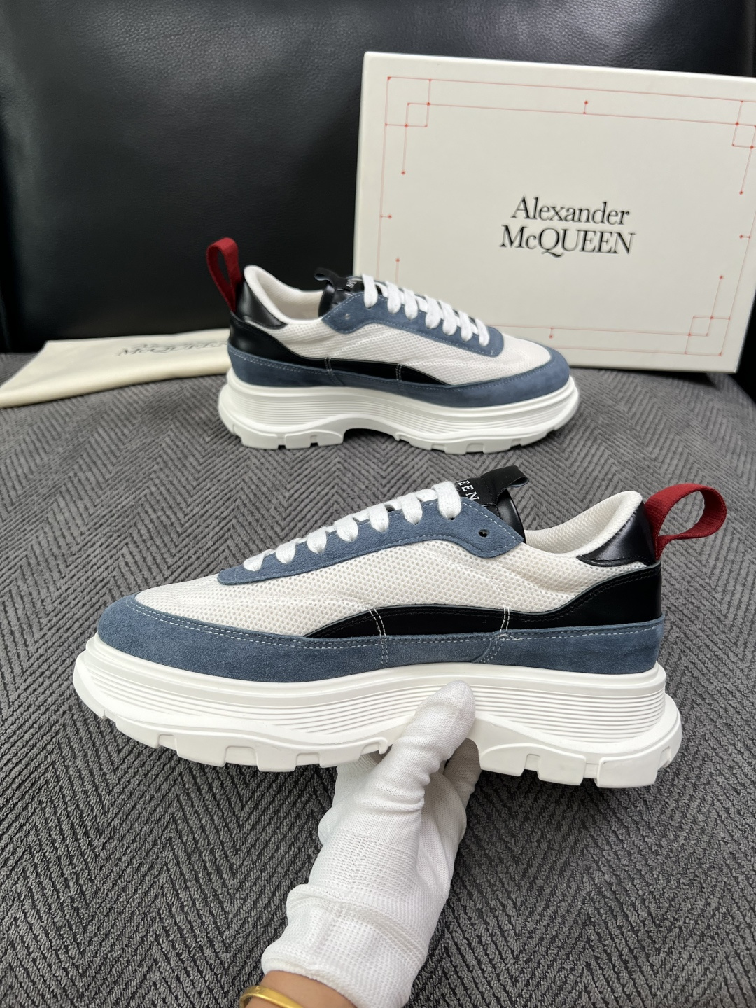 Alexander McQueen  高品质  顶级工艺品  麦昆  专柜同步 原厂配置，意大利进口原版牛皮面料，高品质