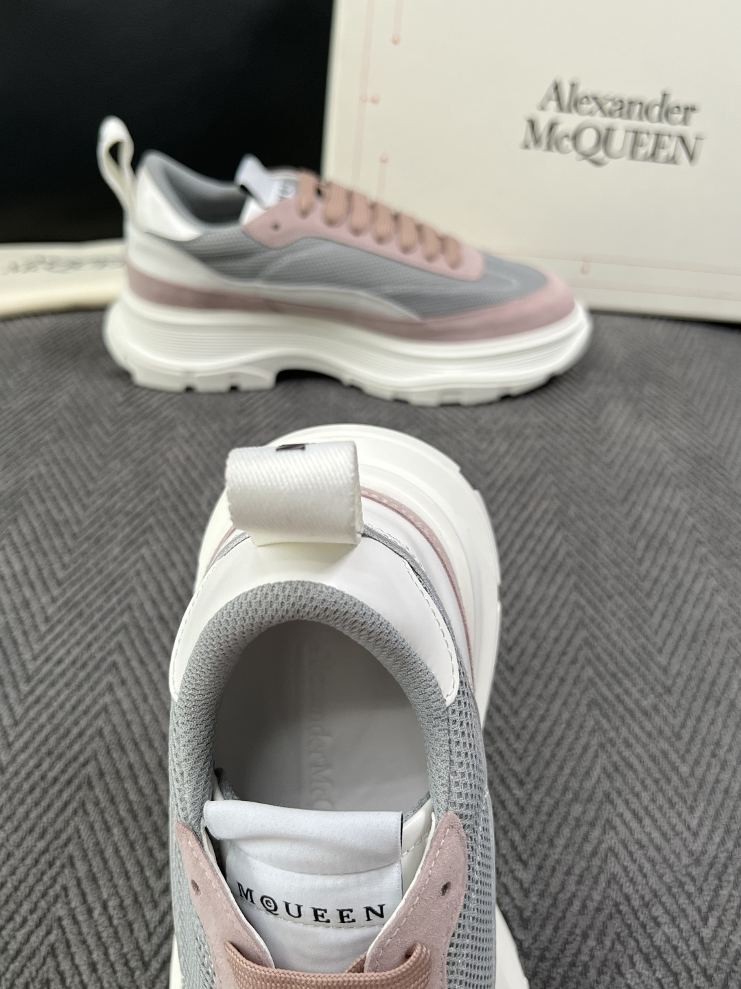 Alexander McQueen  高品质  顶级工艺品  麦昆  专柜同步 原厂配置，意大利进口原版牛皮面料，高品质