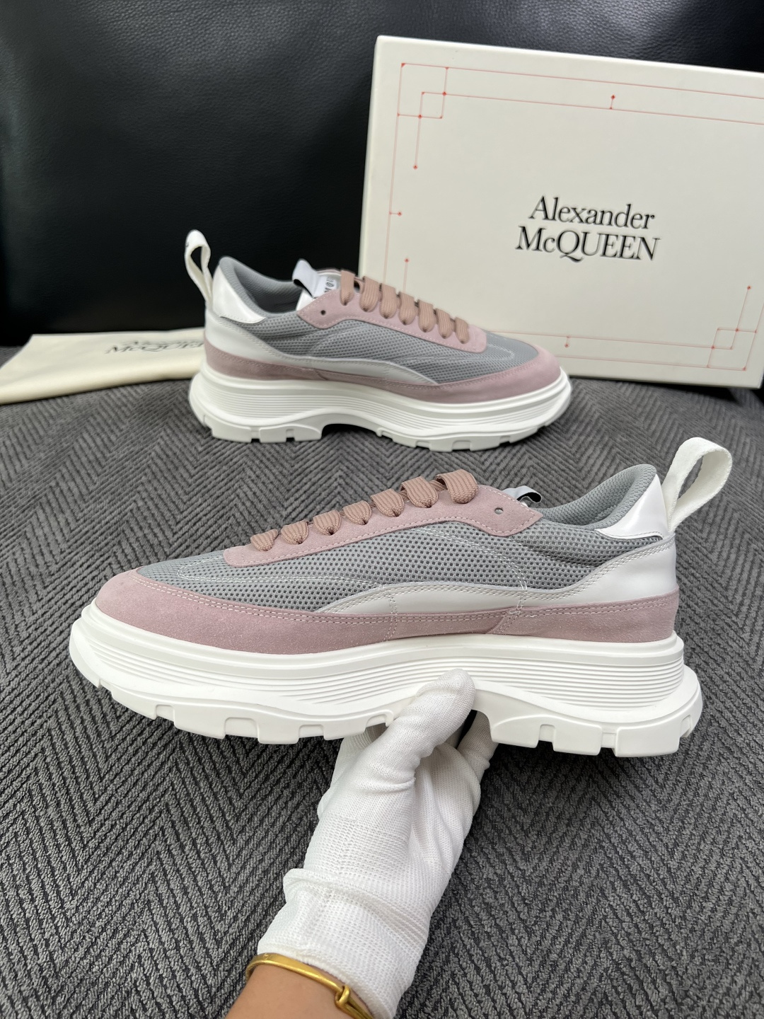 Alexander McQueen  高品质  顶级工艺品  麦昆  专柜同步 原厂配置，意大利进口原版牛皮面料，高品质