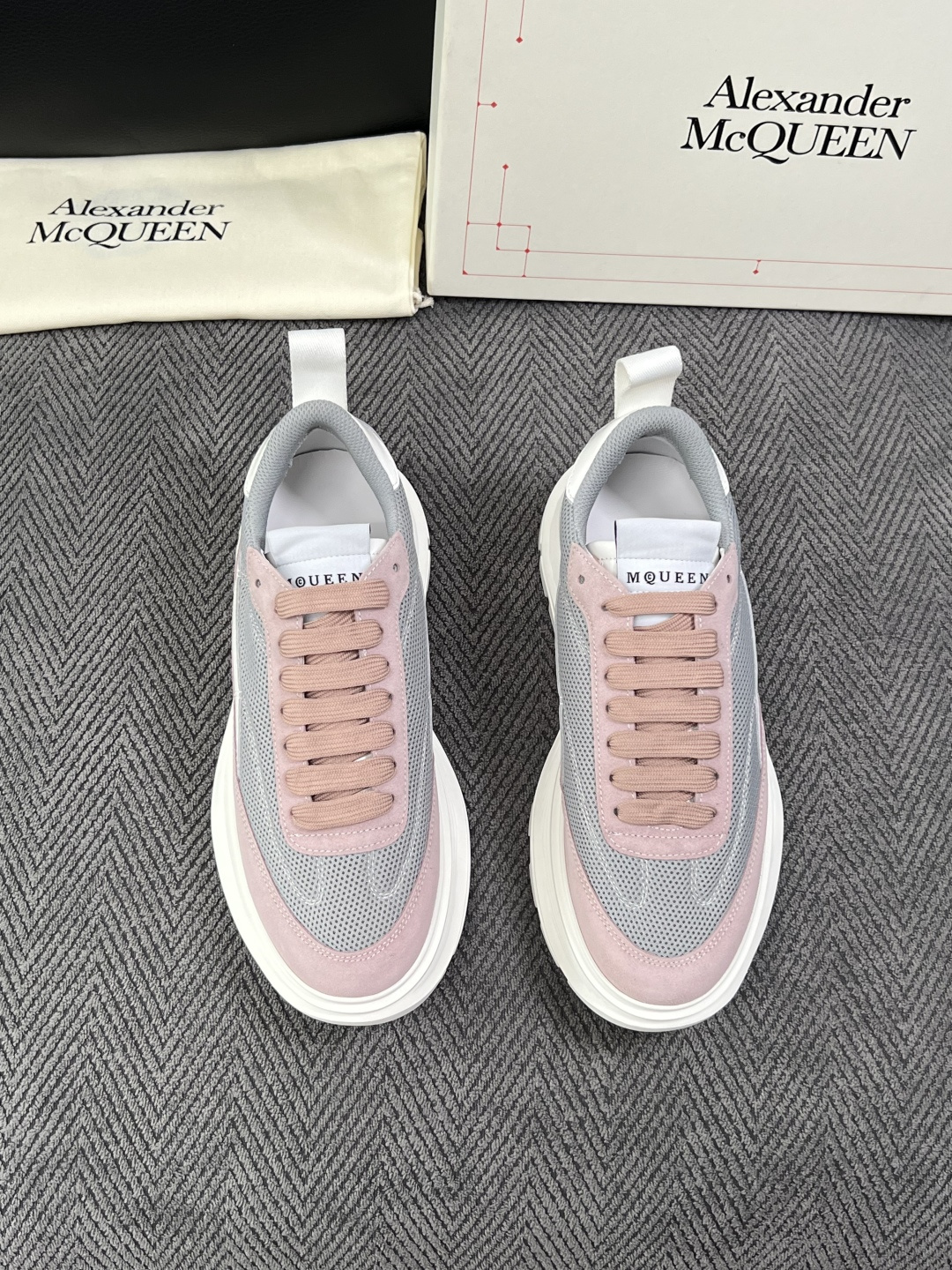 Alexander McQueen  高品质  顶级工艺品  麦昆  专柜同步 原厂配置，意大利进口原版牛皮面料，高品质