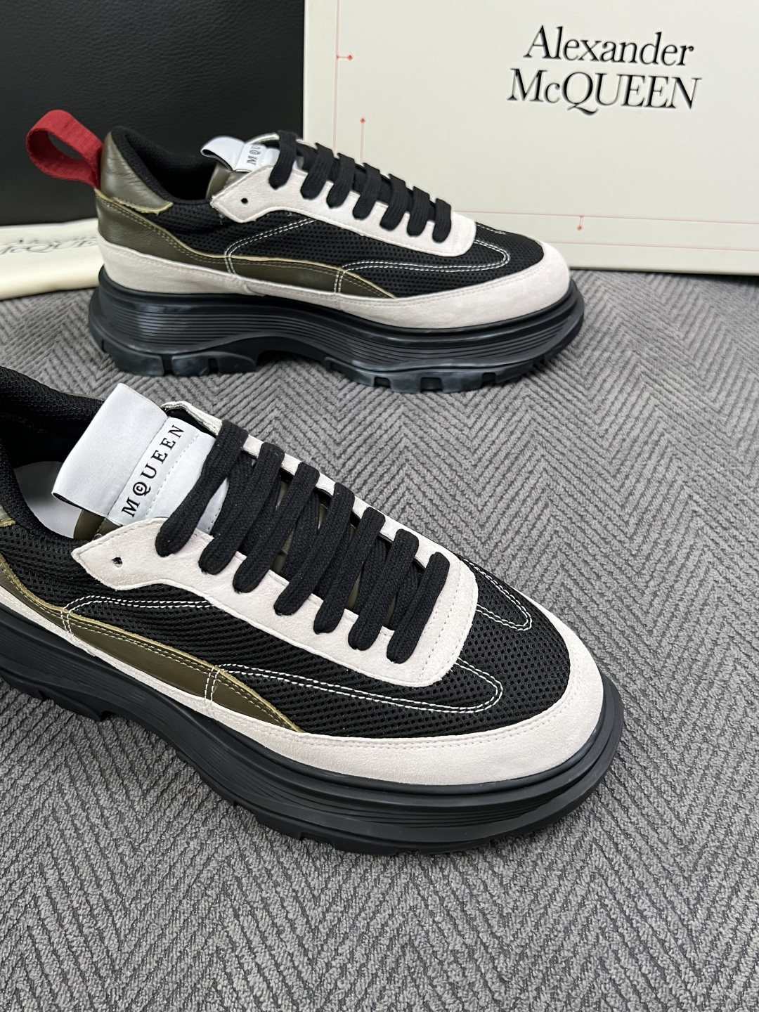 Alexander McQueen  高品质  顶级工艺品  麦昆  专柜同步 原厂配置，意大利进口原版牛皮面料，高品质