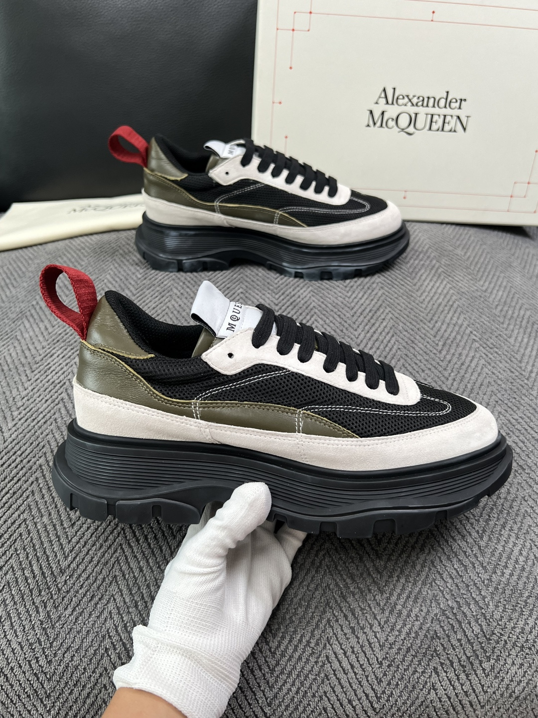Alexander McQueen  高品质  顶级工艺品  麦昆  专柜同步 原厂配置，意大利进口原版牛皮面料，高品质